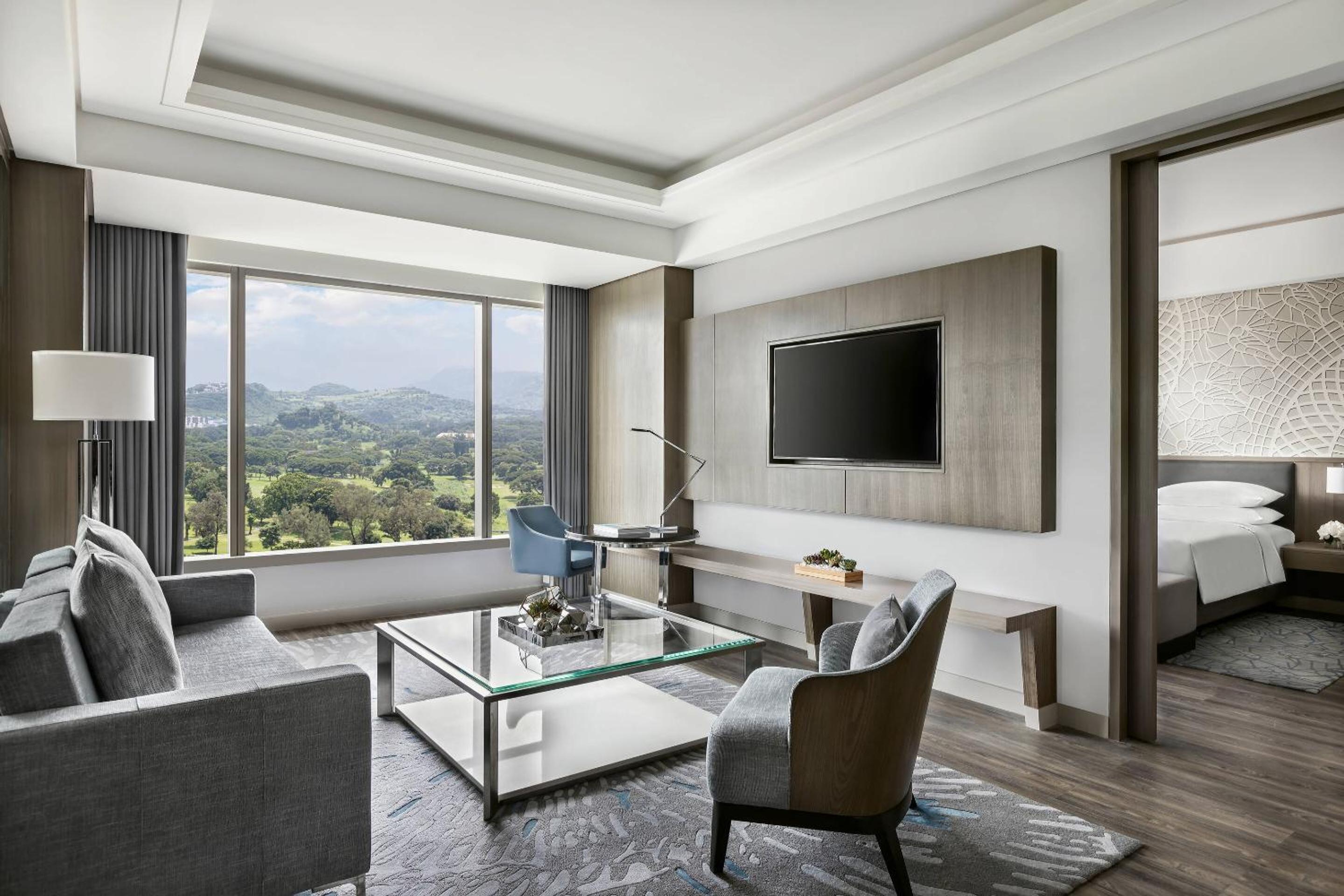 Deluxe King Suite with Executive Lounge Access - Photo 5