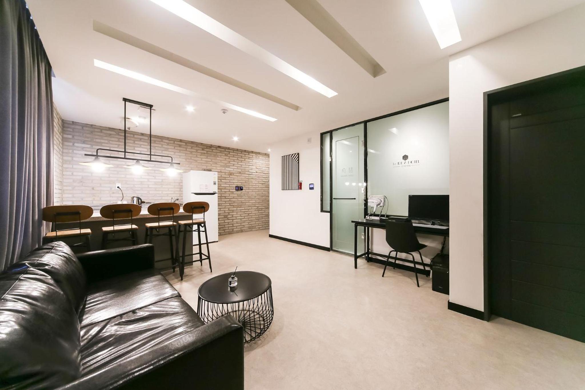 Superior Family Room - Photo 12