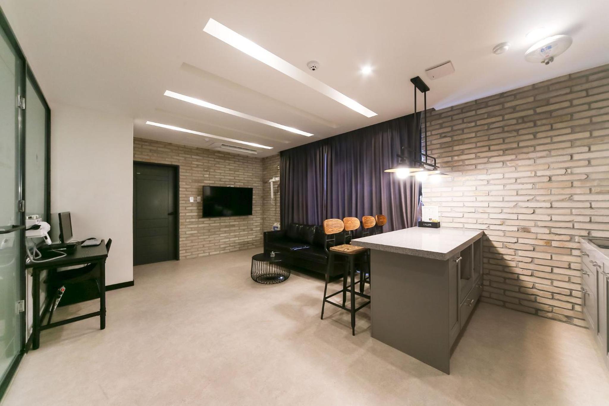 Superior Family Room - Photo 8