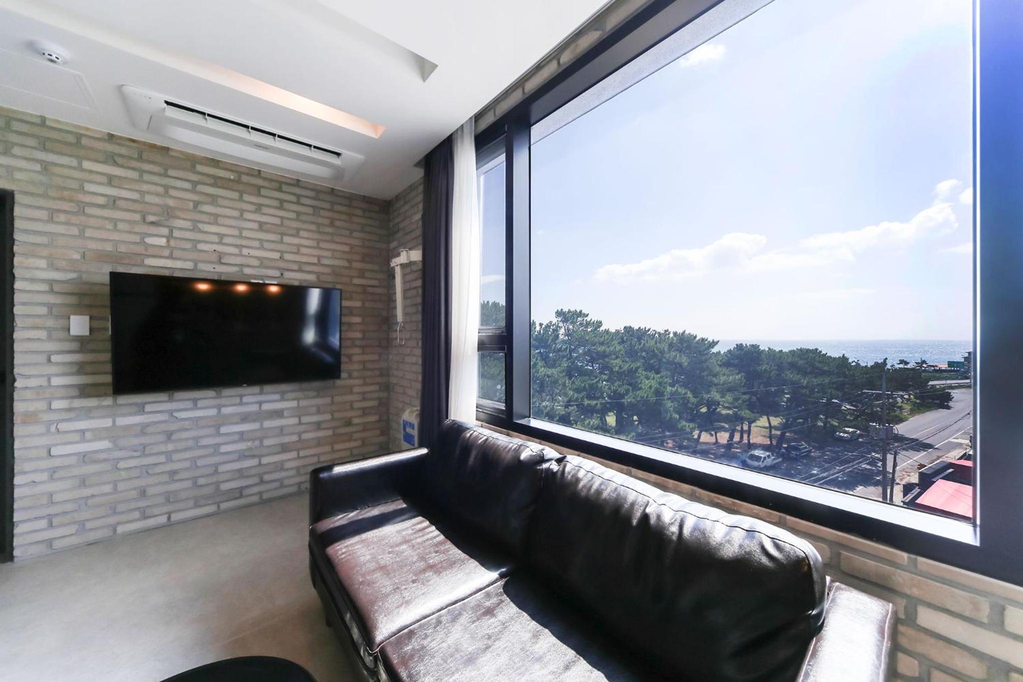 Superior Family Room - Photo 2
