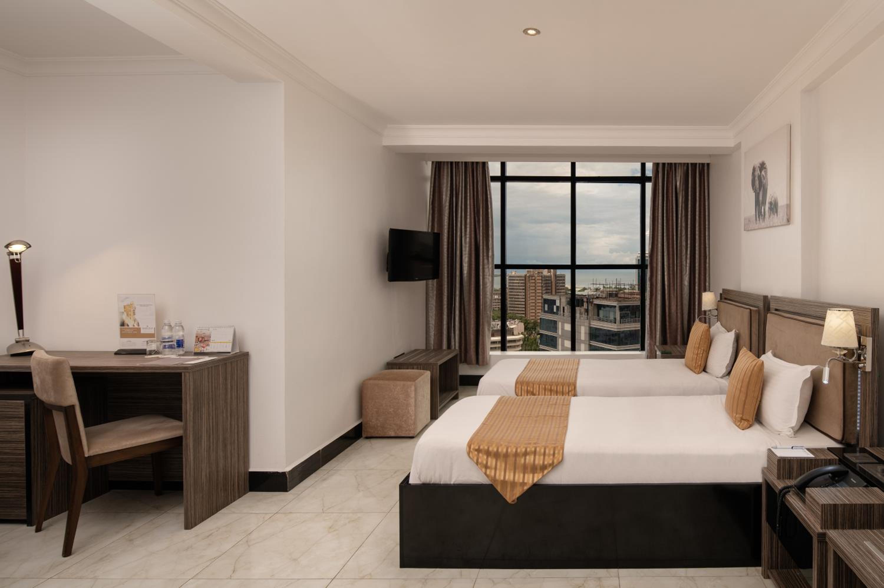 Superior Twin Room thumbnail 5