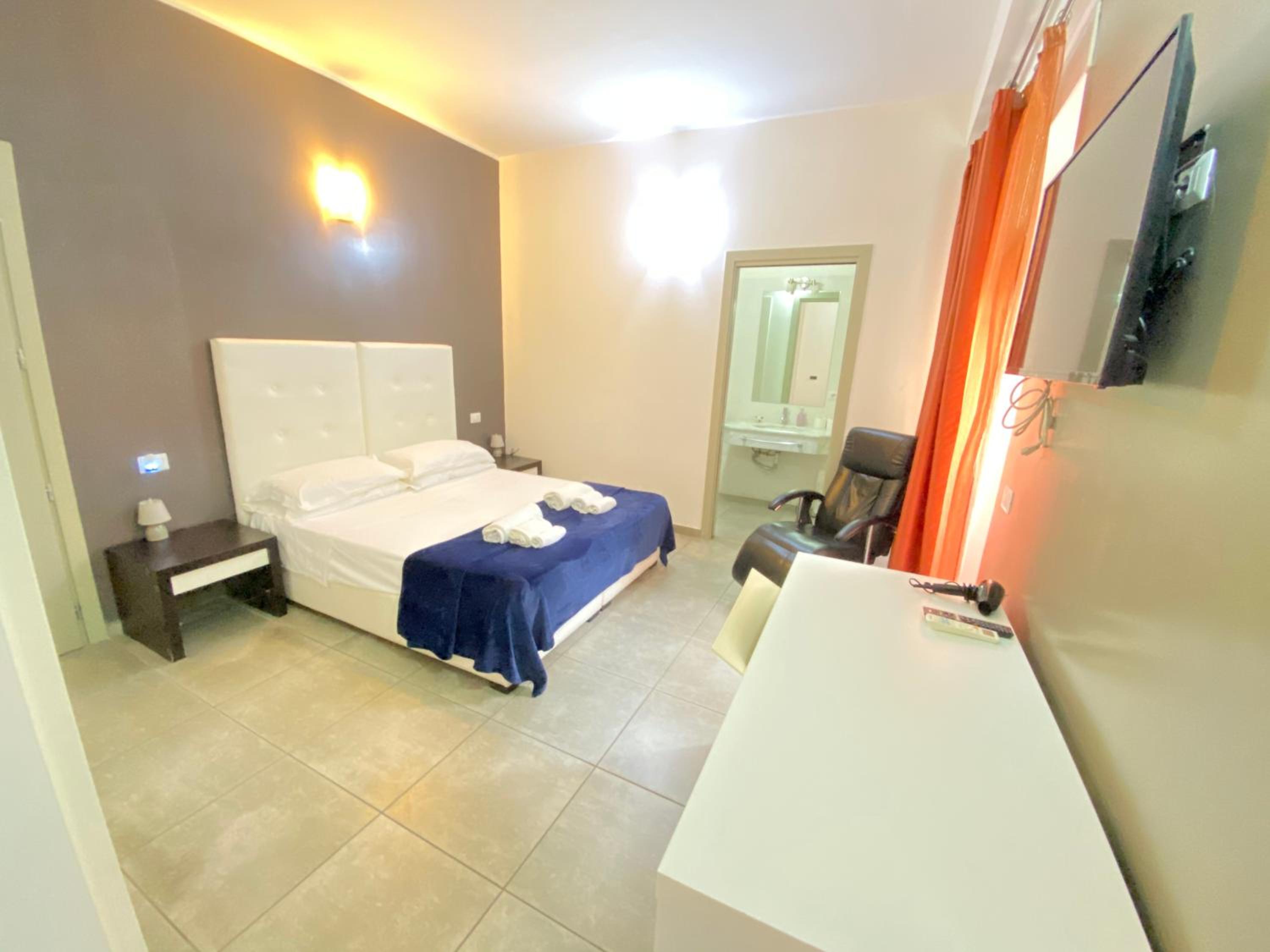 Queen Room with Spa Bath - Photo 21