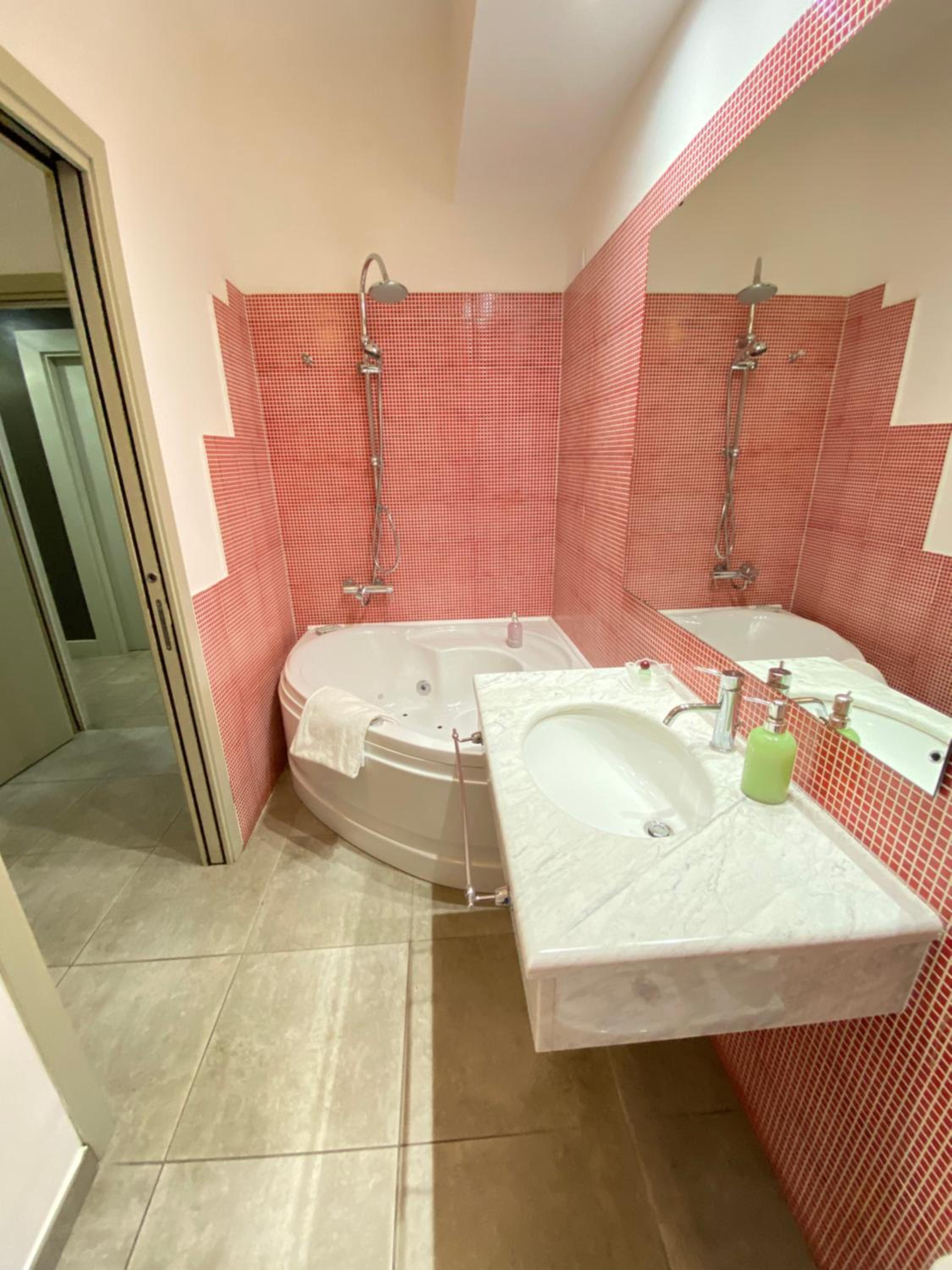 Queen Room with Spa Bath - Photo 22