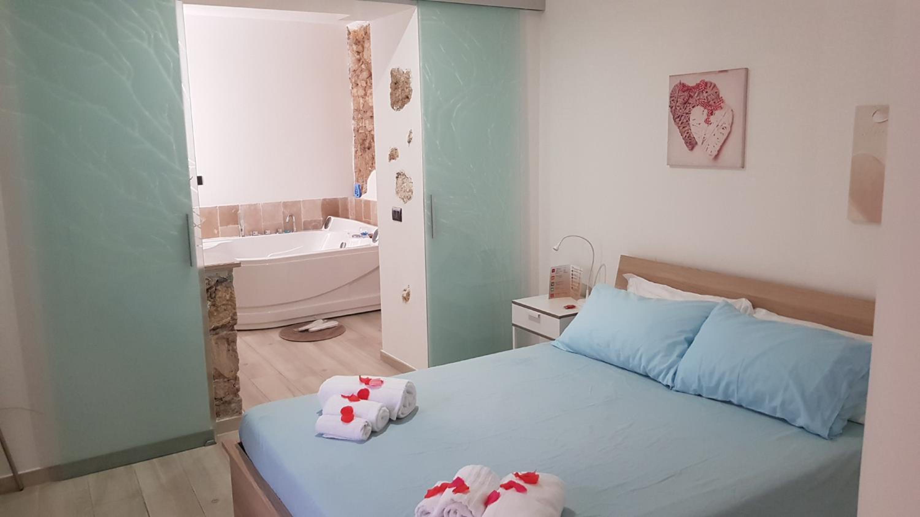Suite with Spa Bath - Photo 19