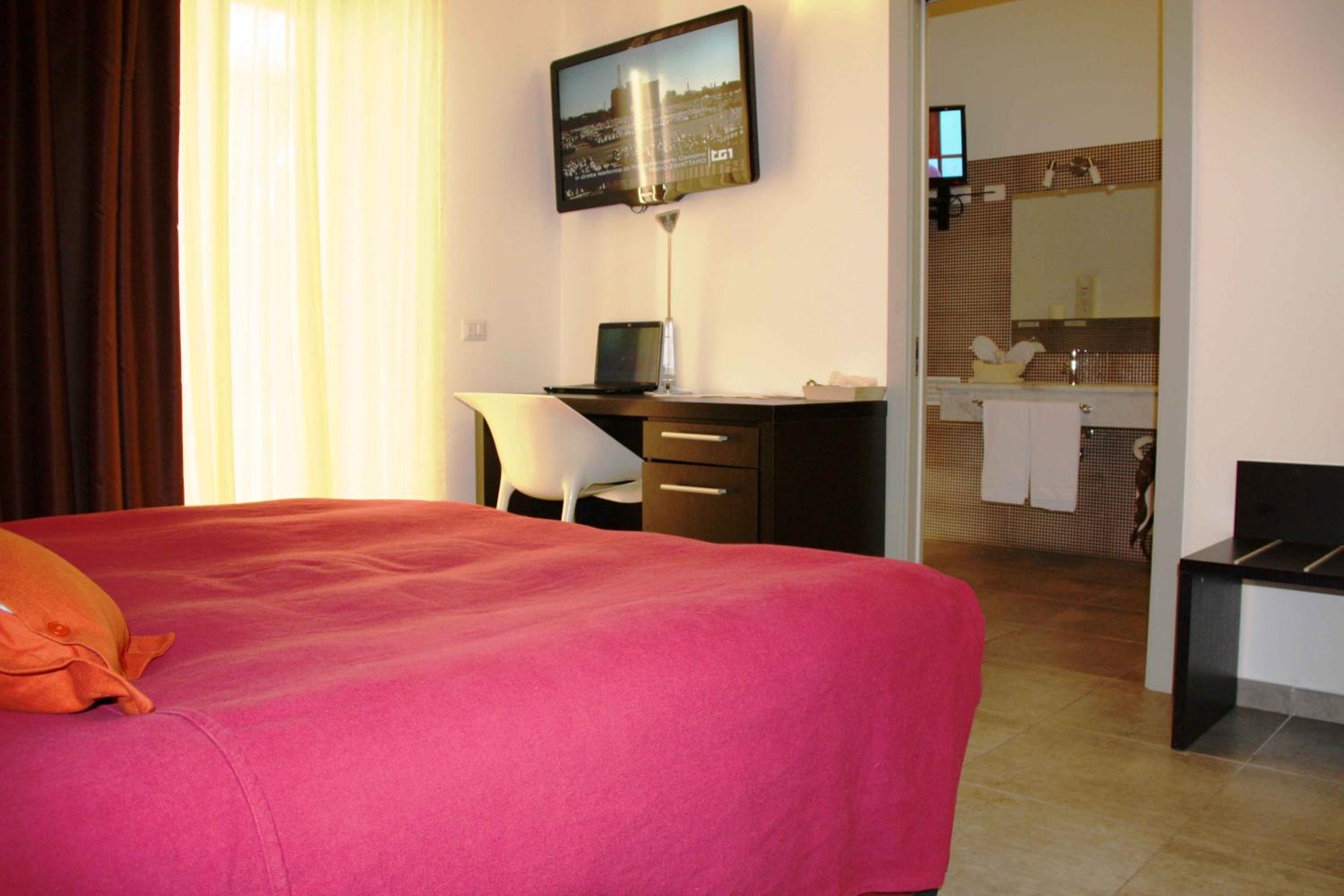 Queen Room with Spa Bath - Photo 9