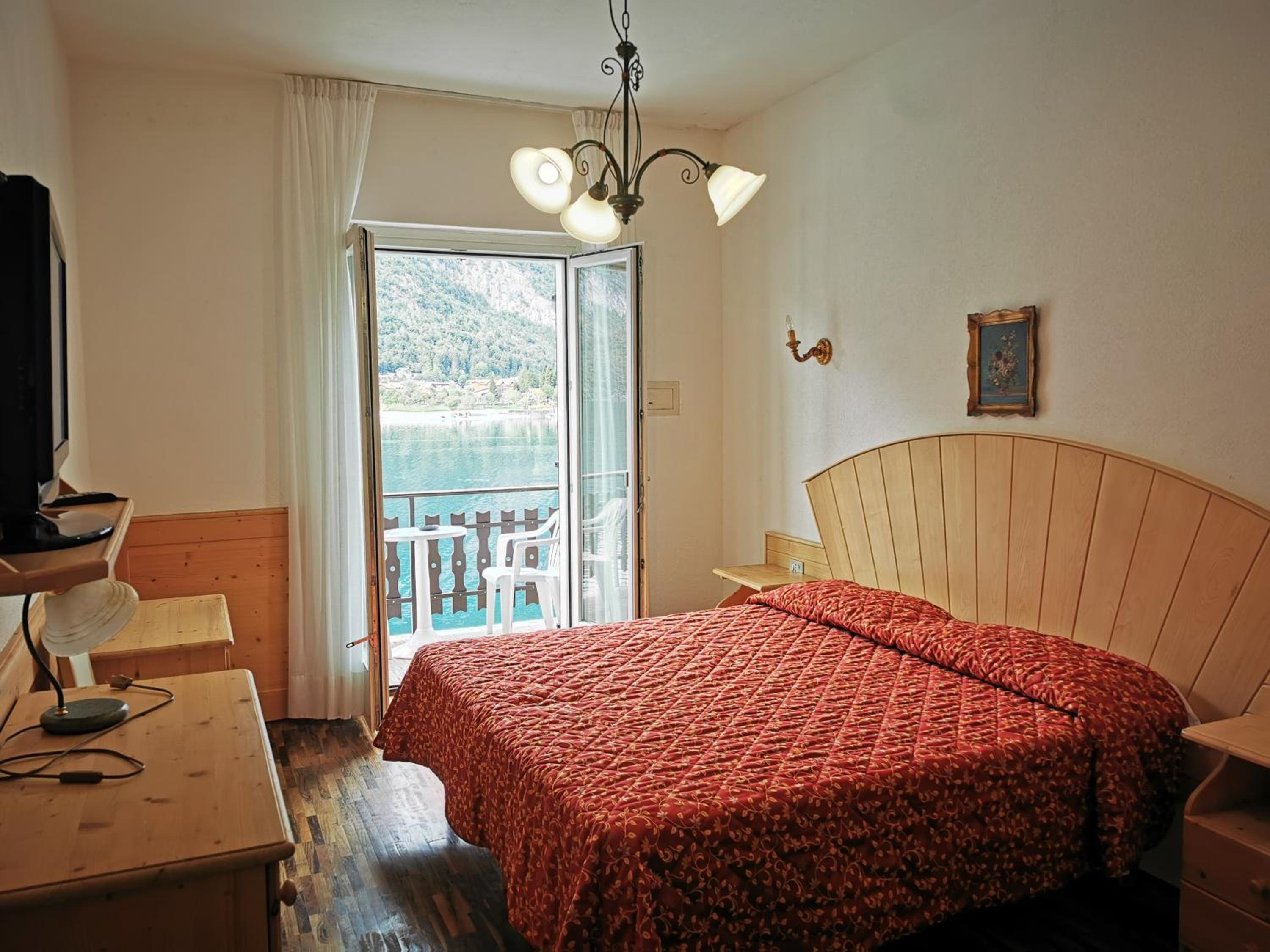 Double or Twin Room with Balcony and Lake and Mountain View photo 3