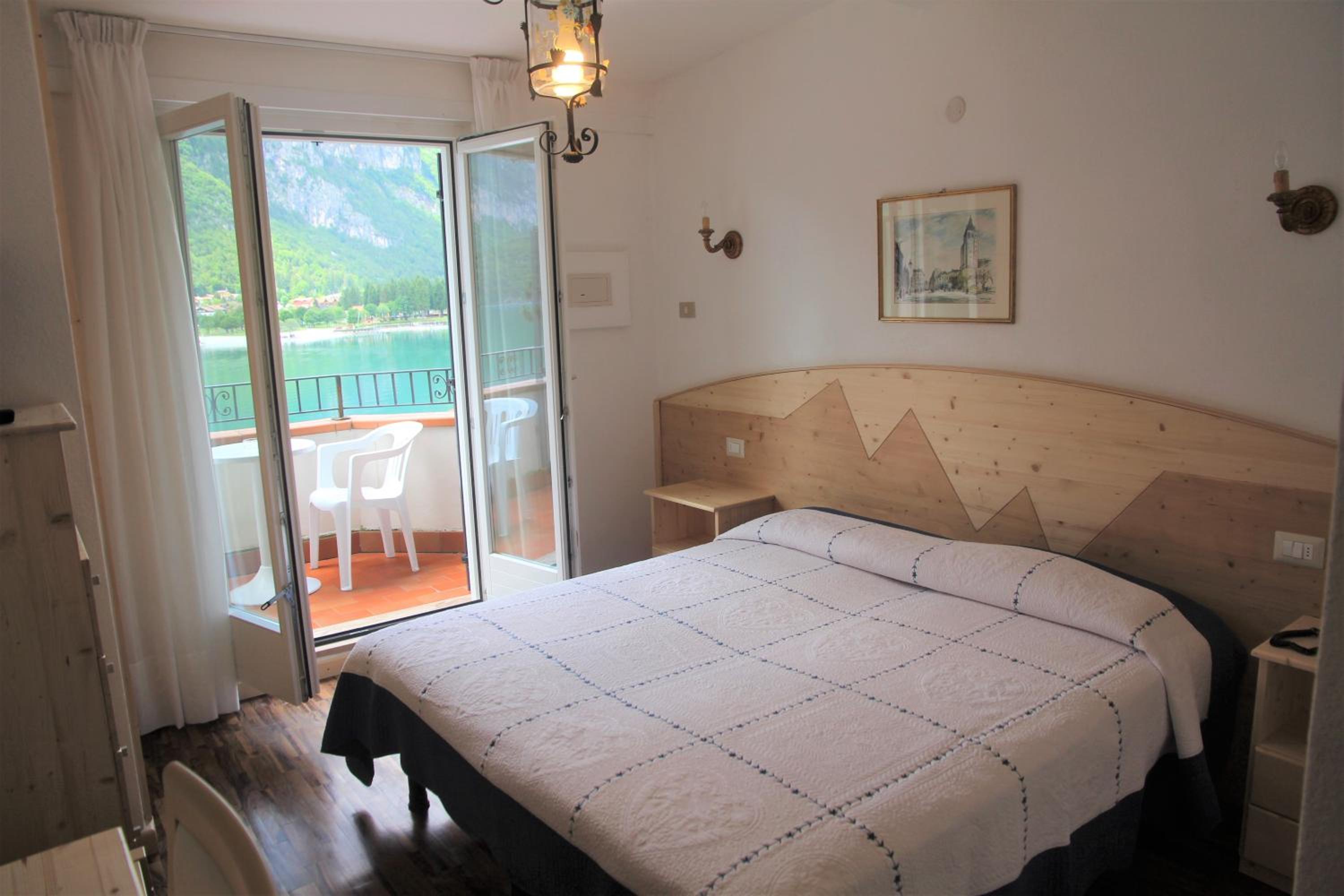 Double or Twin Room with Balcony and Lake and Mountain View photo 1