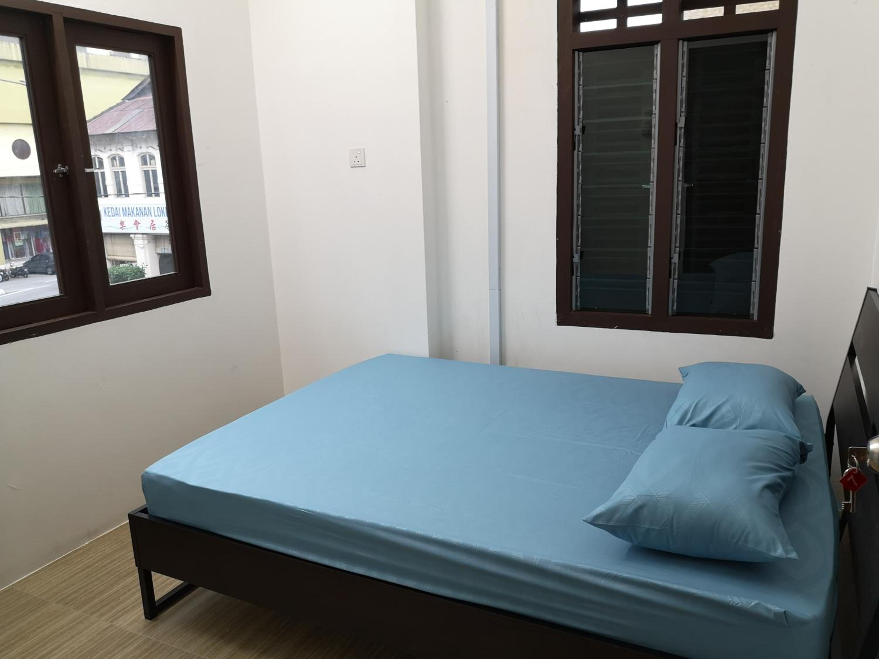 Double Room with Shared Bathroom - Photo 12