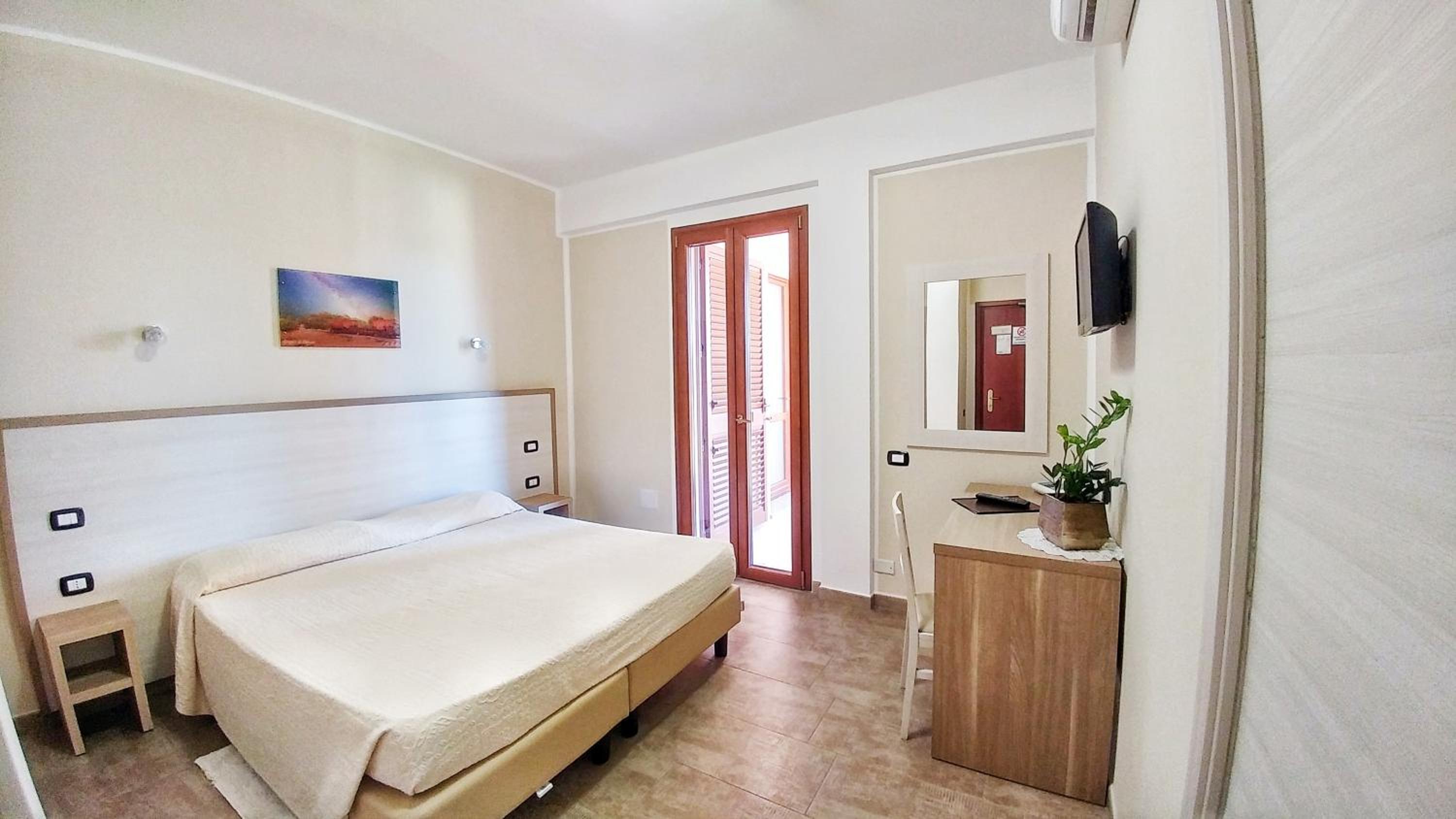 Deluxe Double or Twin Room with Balcony - Photo 1