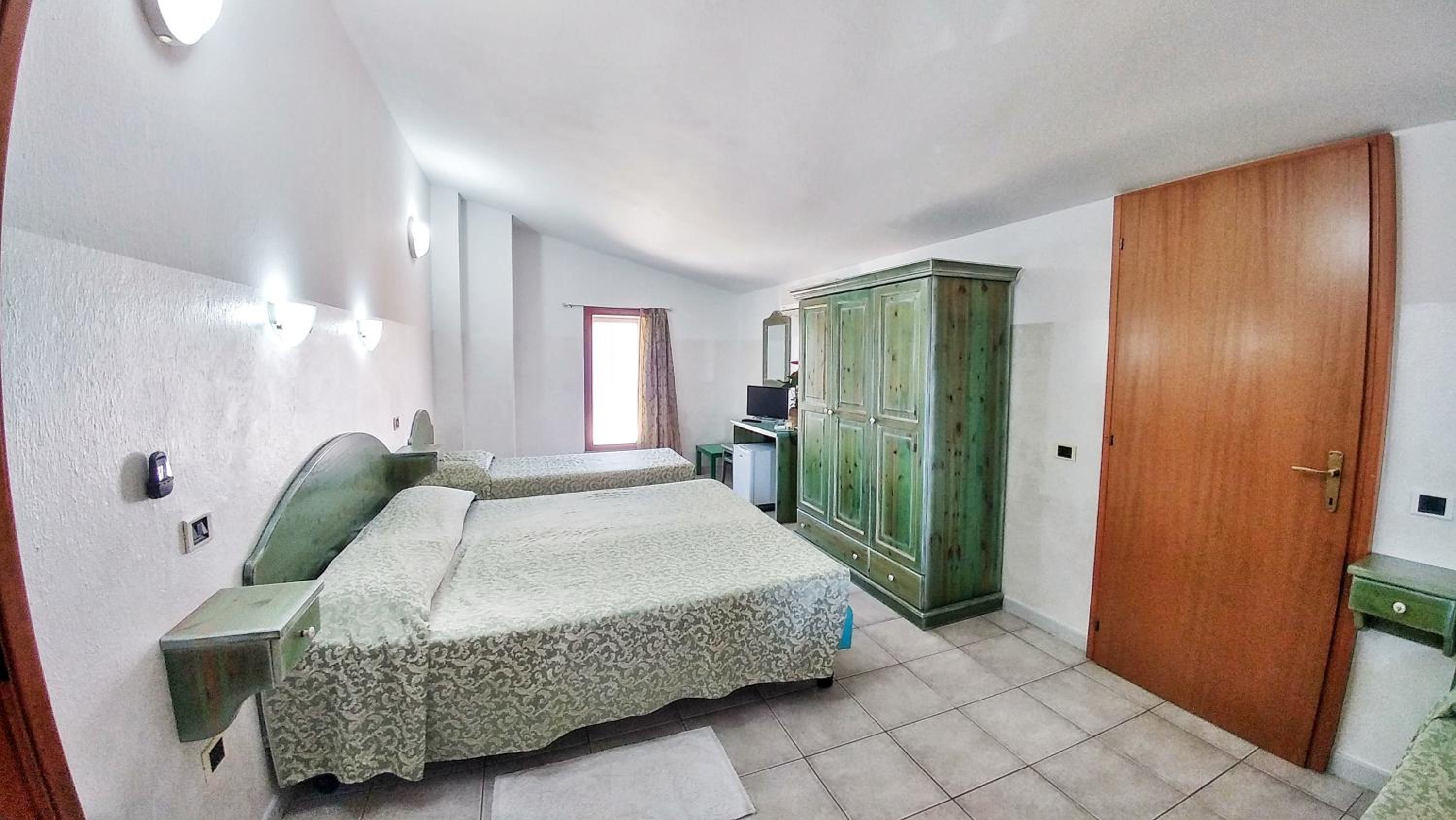 Quadruple Room with Balcony - Photo 3