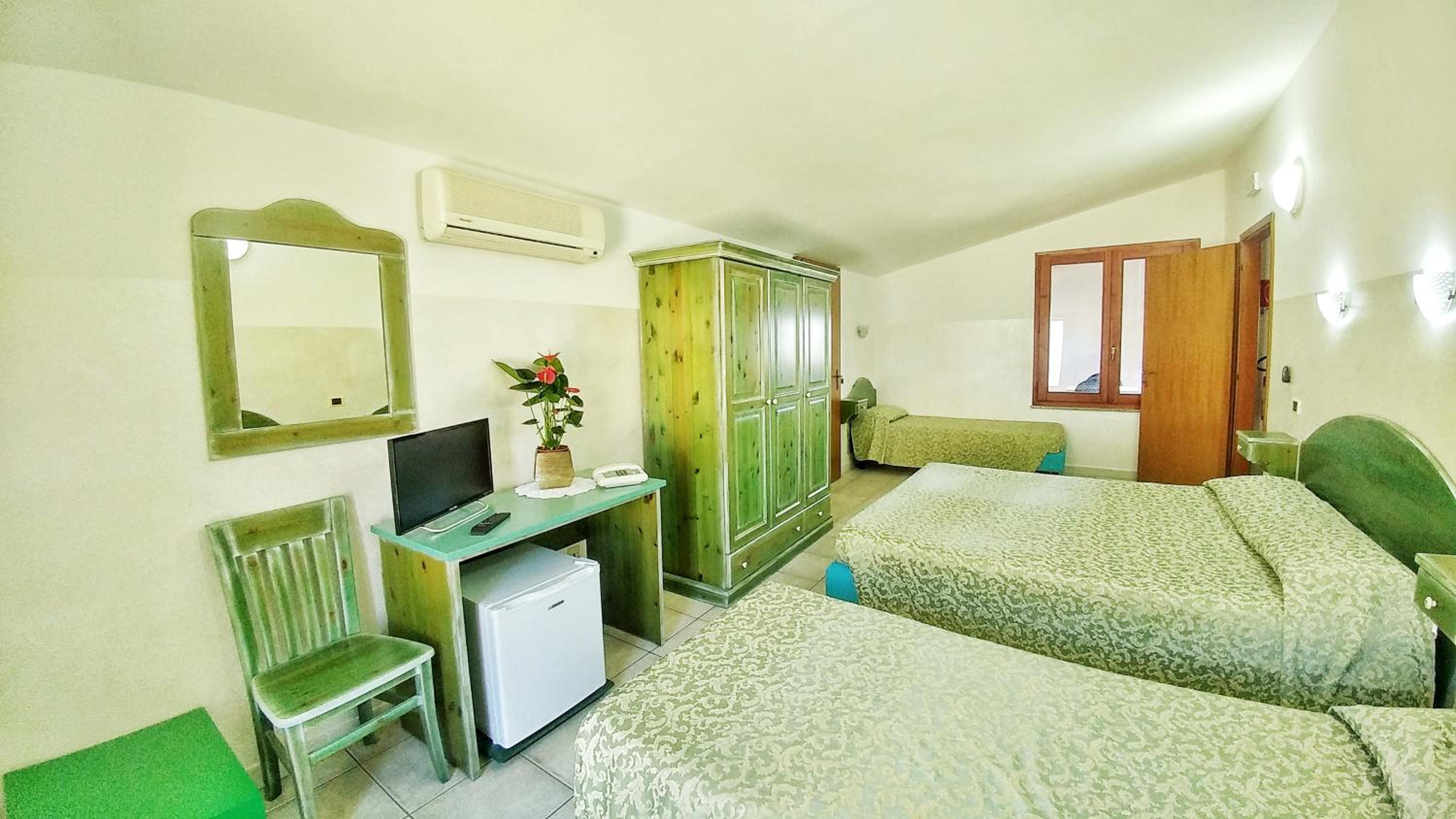Quadruple Room with Balcony - Photo 8
