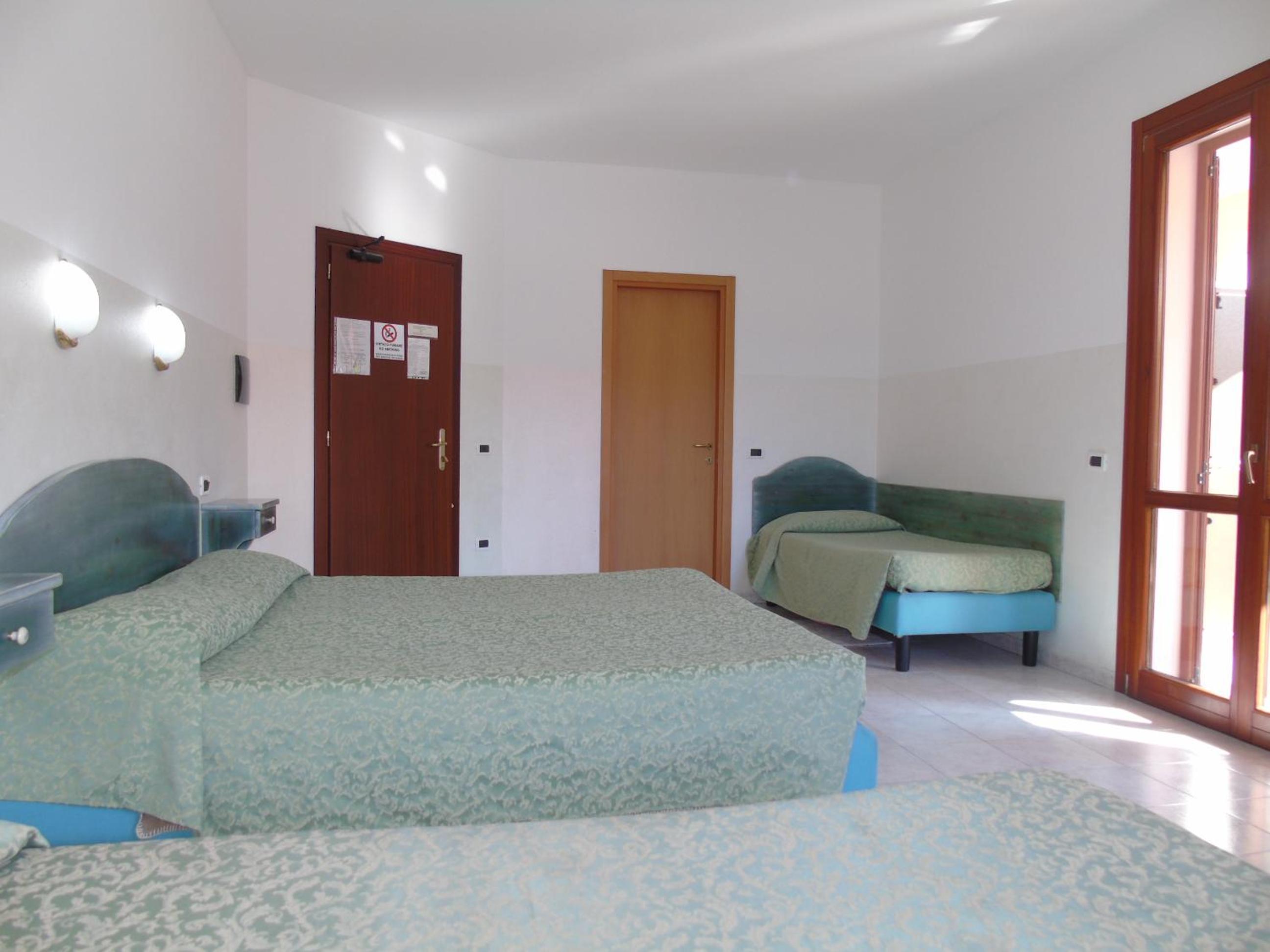 Quadruple Room with Balcony - Photo 5