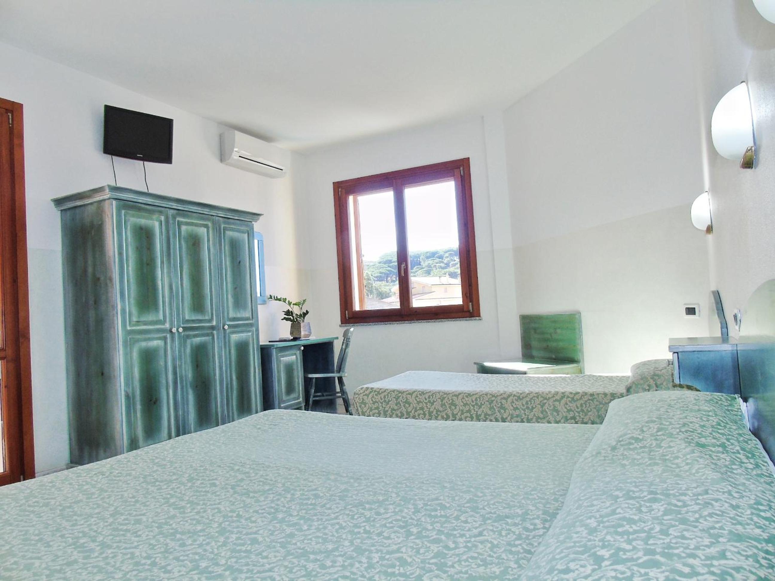 Quadruple Room with Balcony - Photo 1