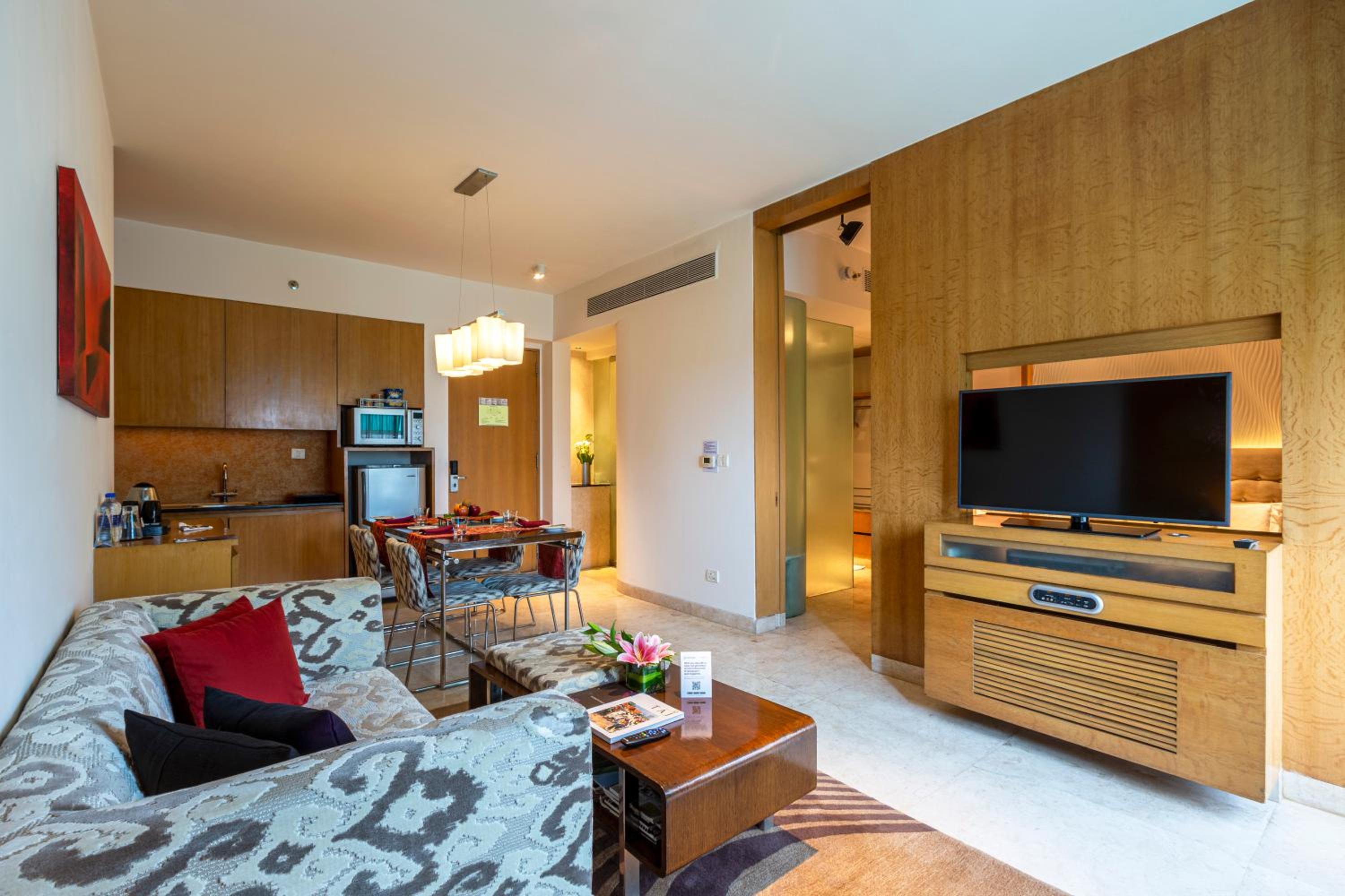 Deluxe Suite City View Queen Bed
