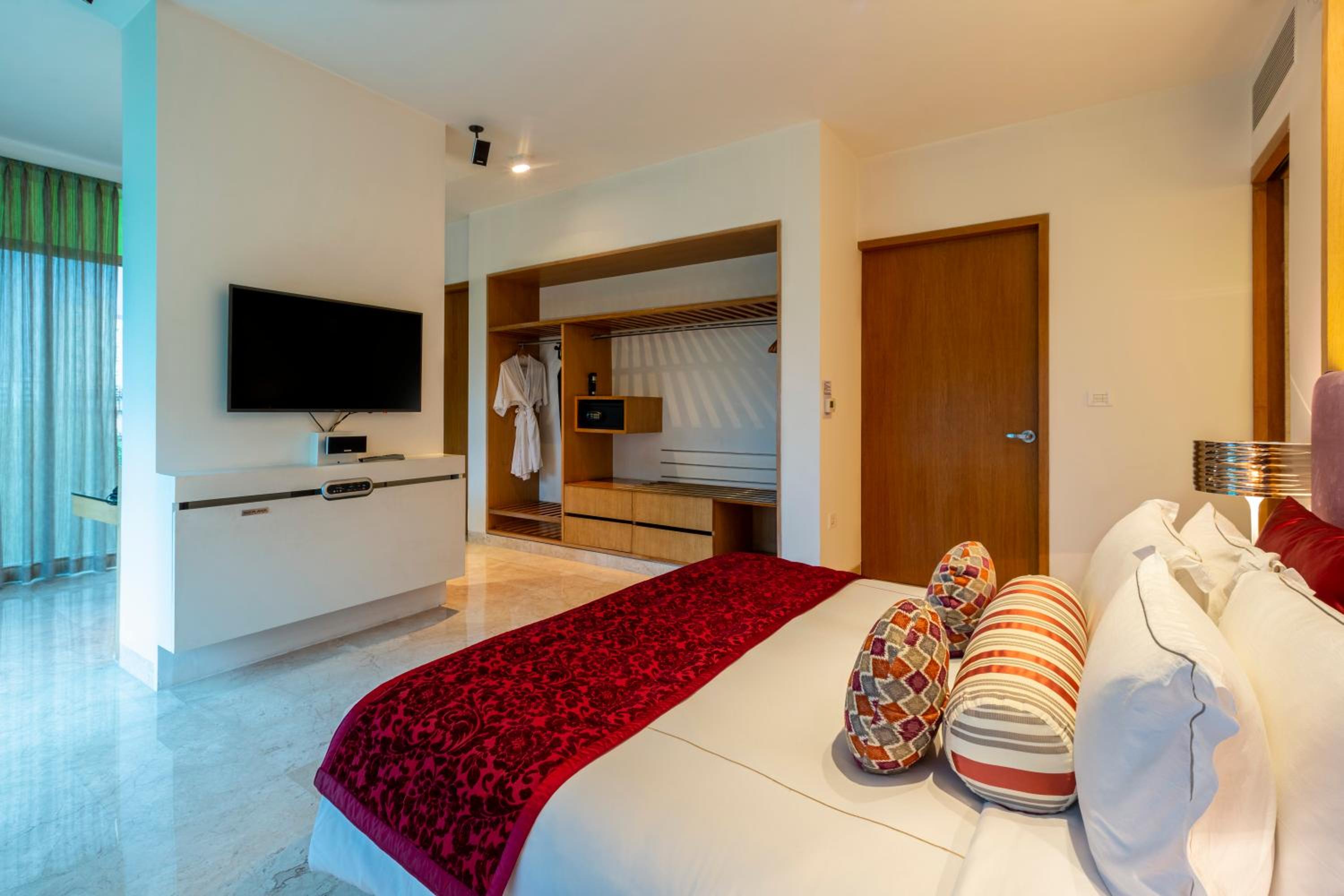 Premium Suite Pool View King Bed Premium Suite Pool View King Bed