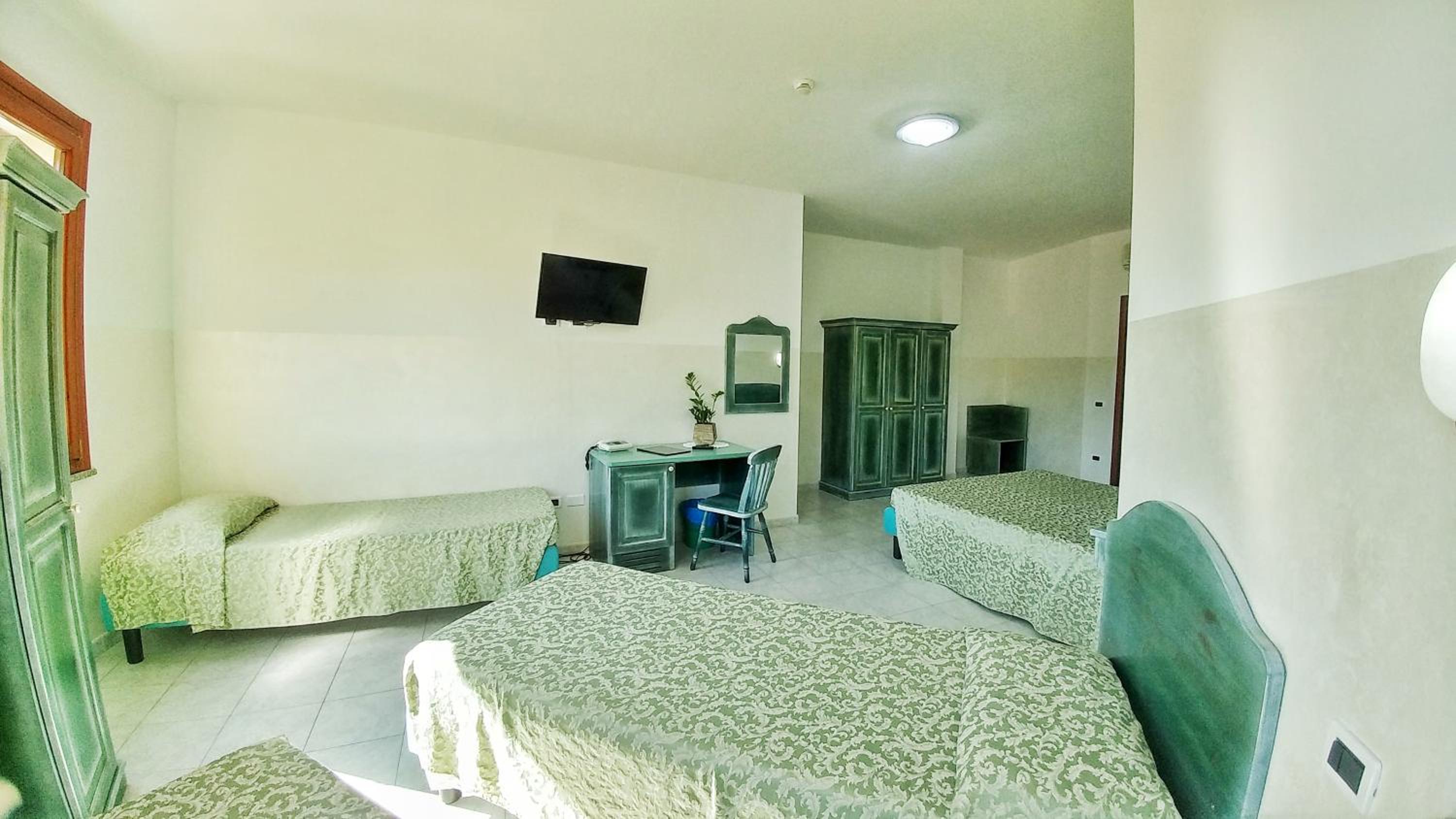 Quintuple Room with Garden View - Photo 5
