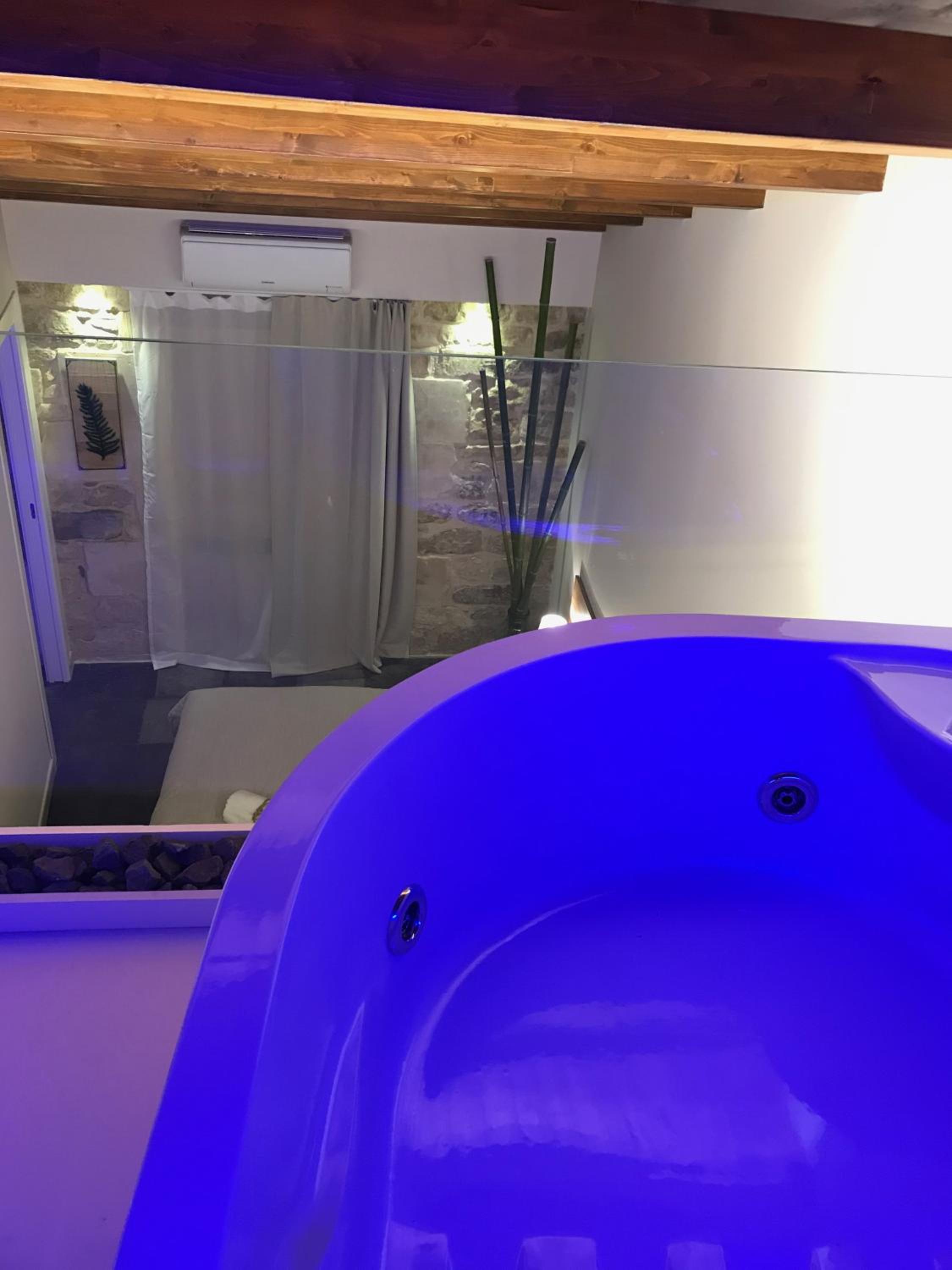 Deluxe Junior Suite - Photo 19