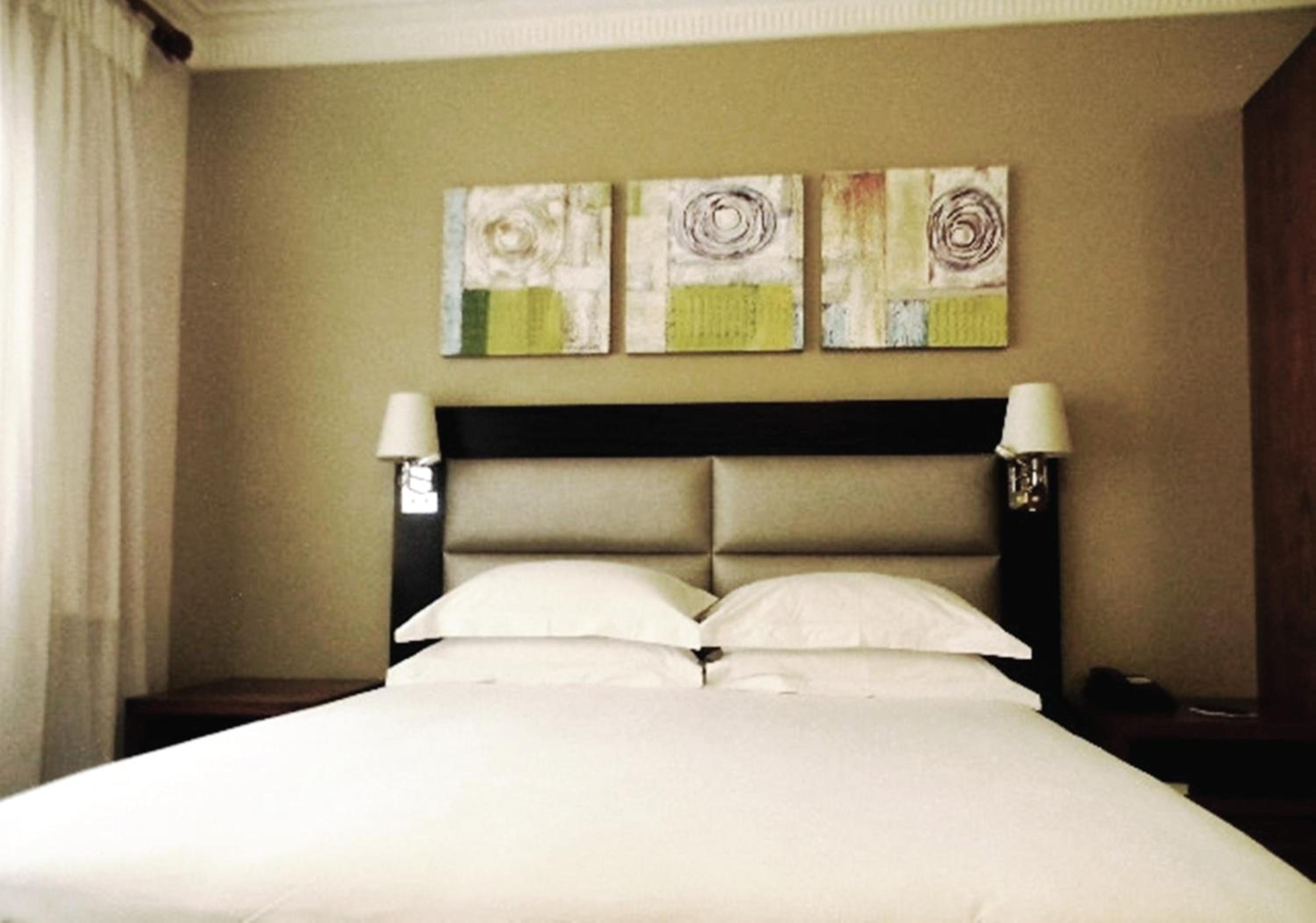 Deluxe Room with Queen Bed - Photo 1