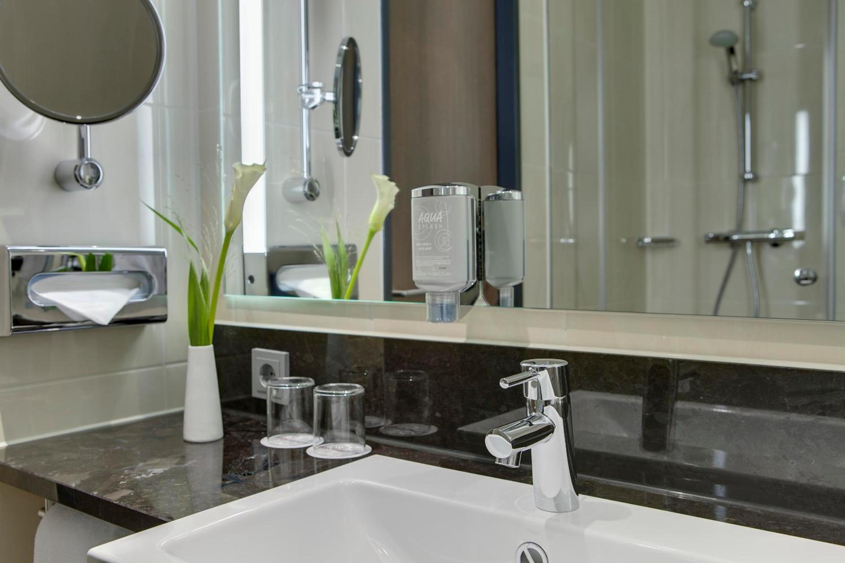 Standard Twin Room - Photo 3