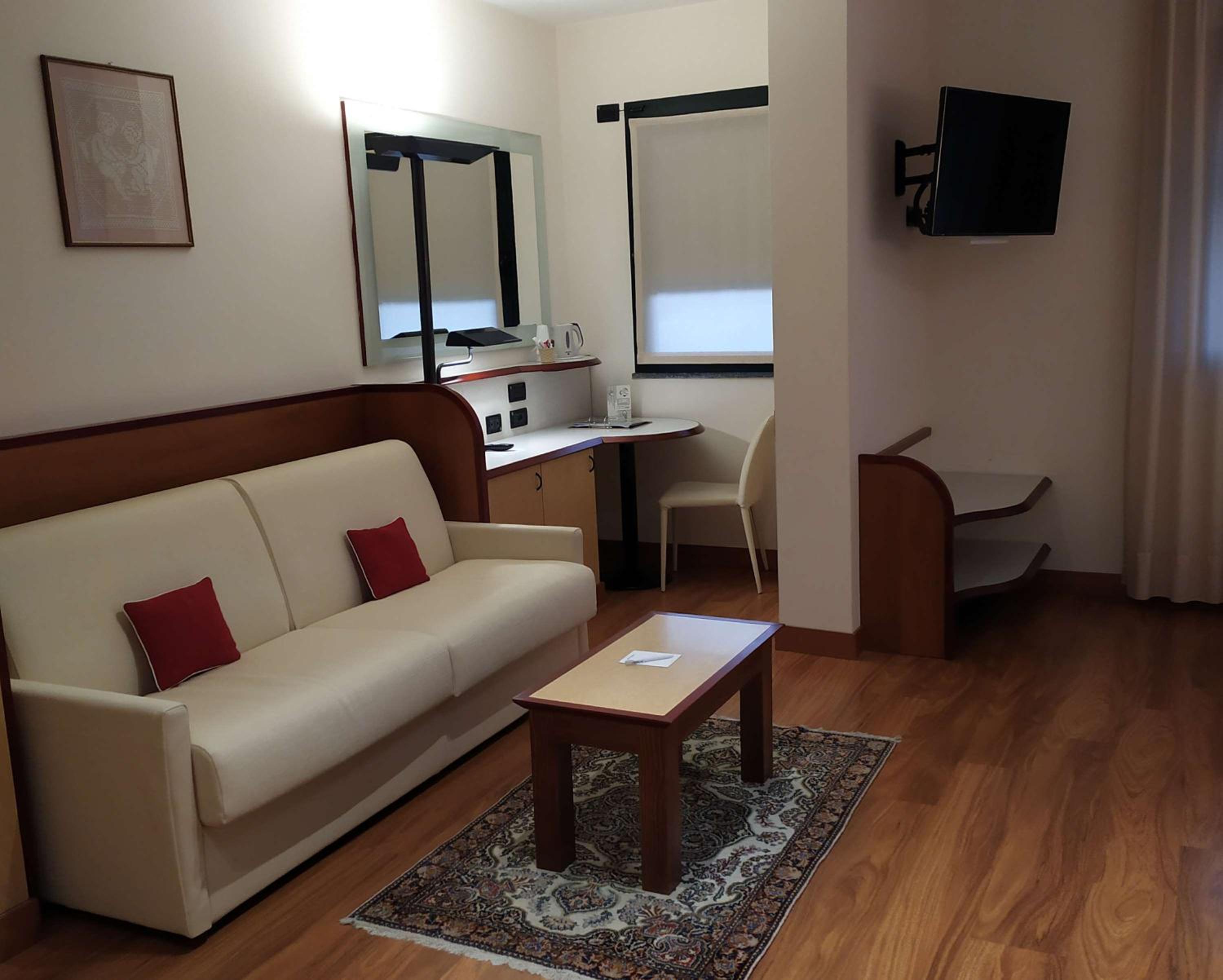Family King Room with Sofa Bed - Photo 7