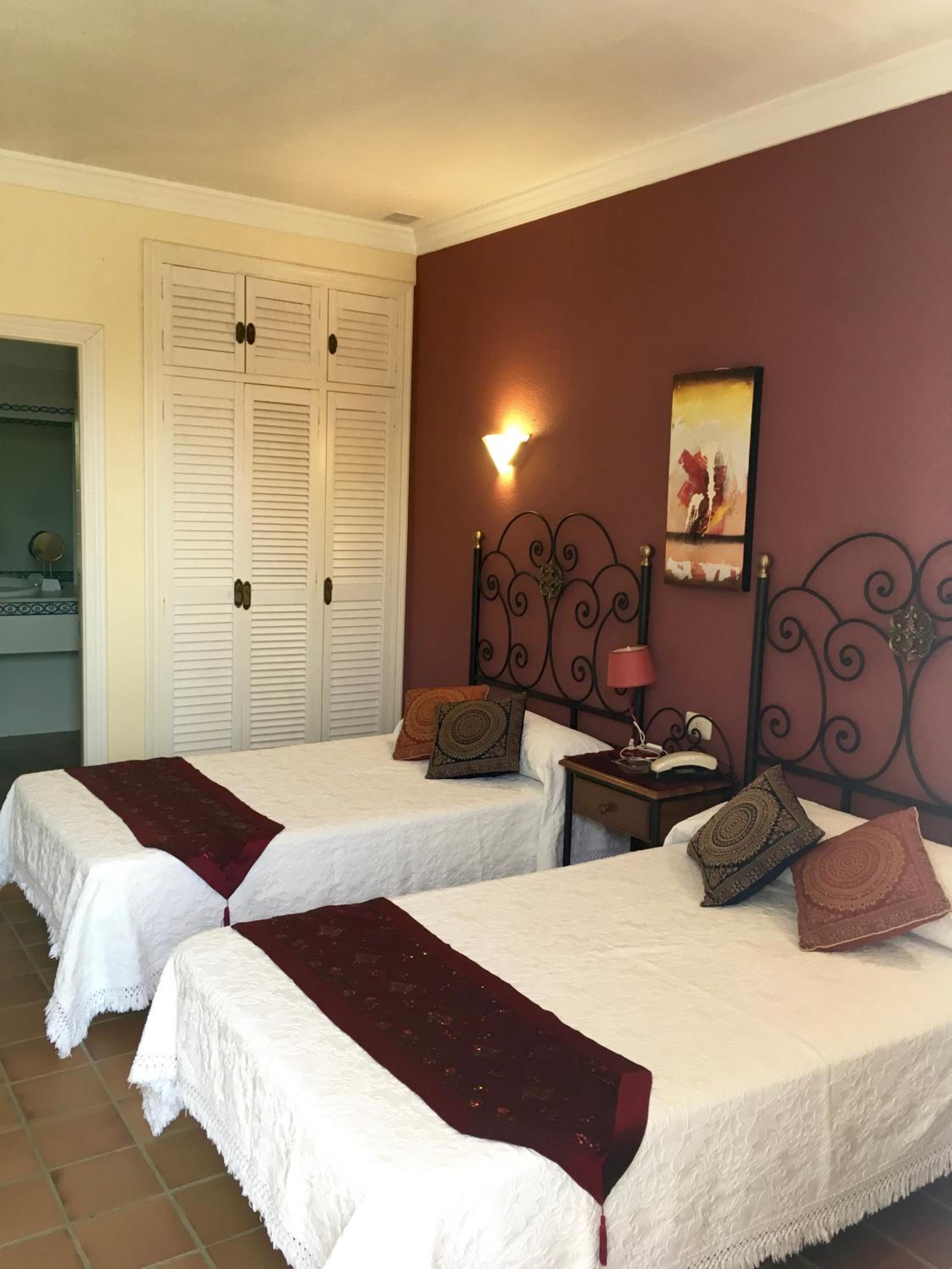 Double or Twin Room with Garden View - Photo 2