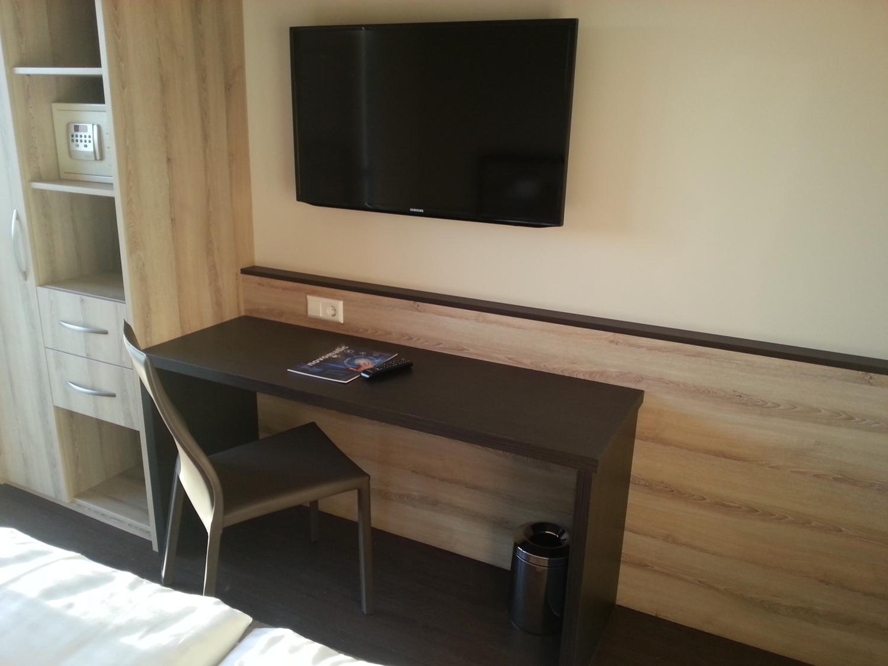 Double or Twin Room with Terrace and Air Conditioning - Photo 1