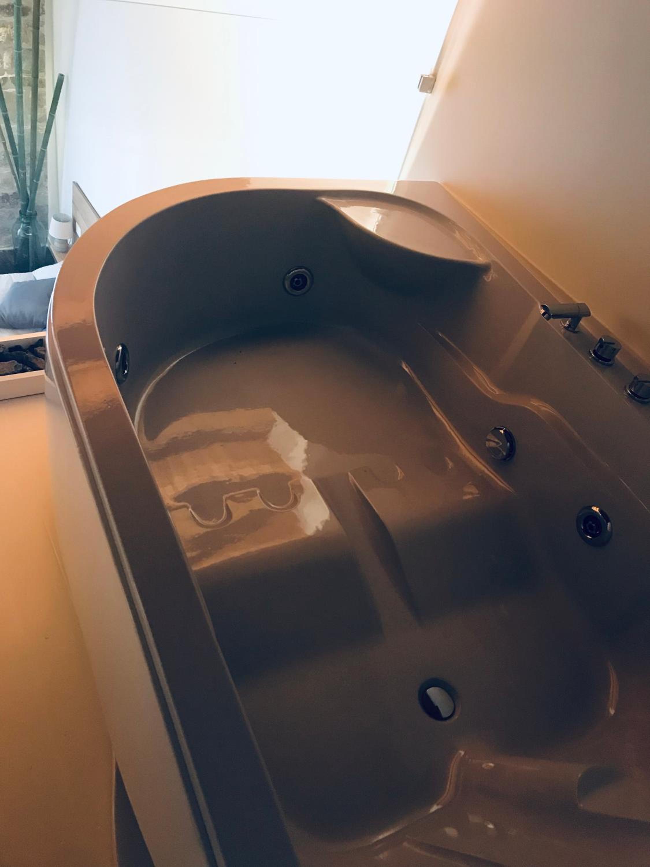Deluxe Junior Suite - Photo 18