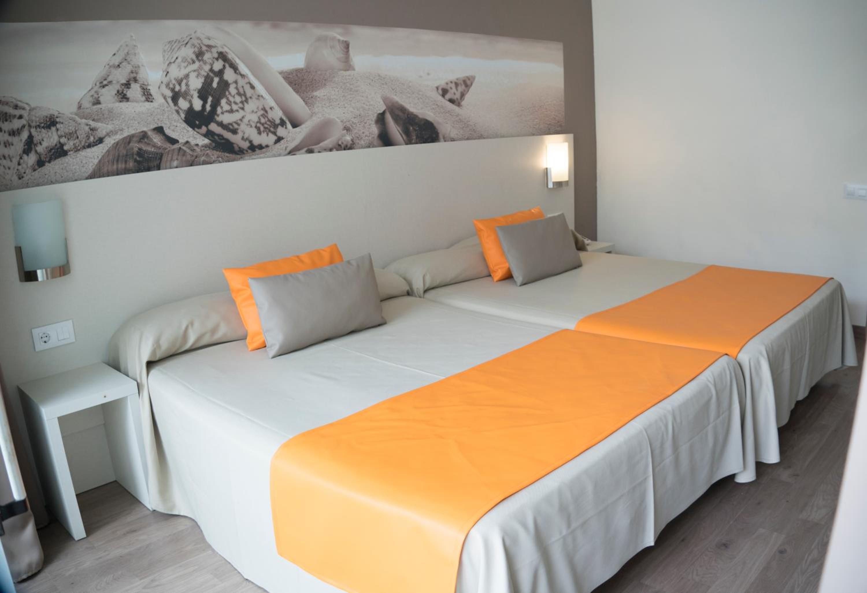Quadruple Room (2 Adults + 2 Children) - Photo 1