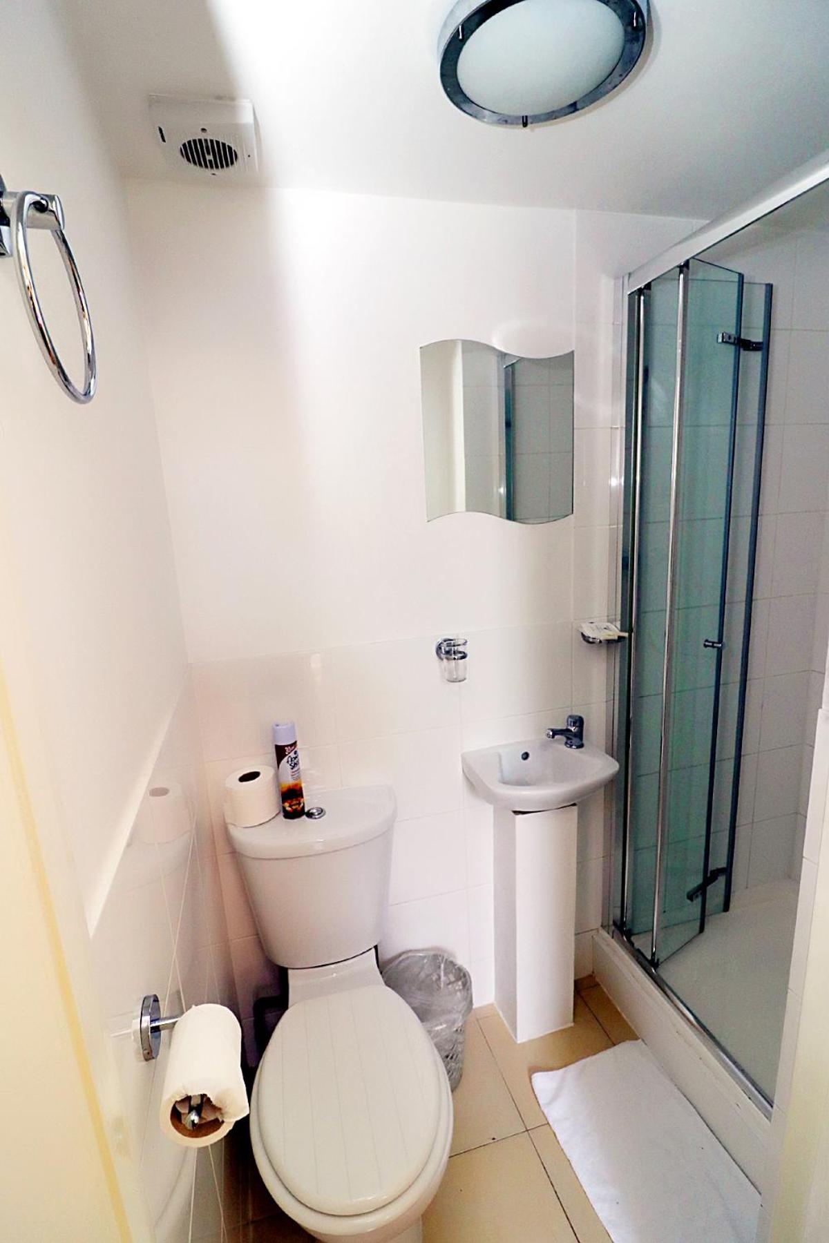 Single Room with Private Bathroom photo 2