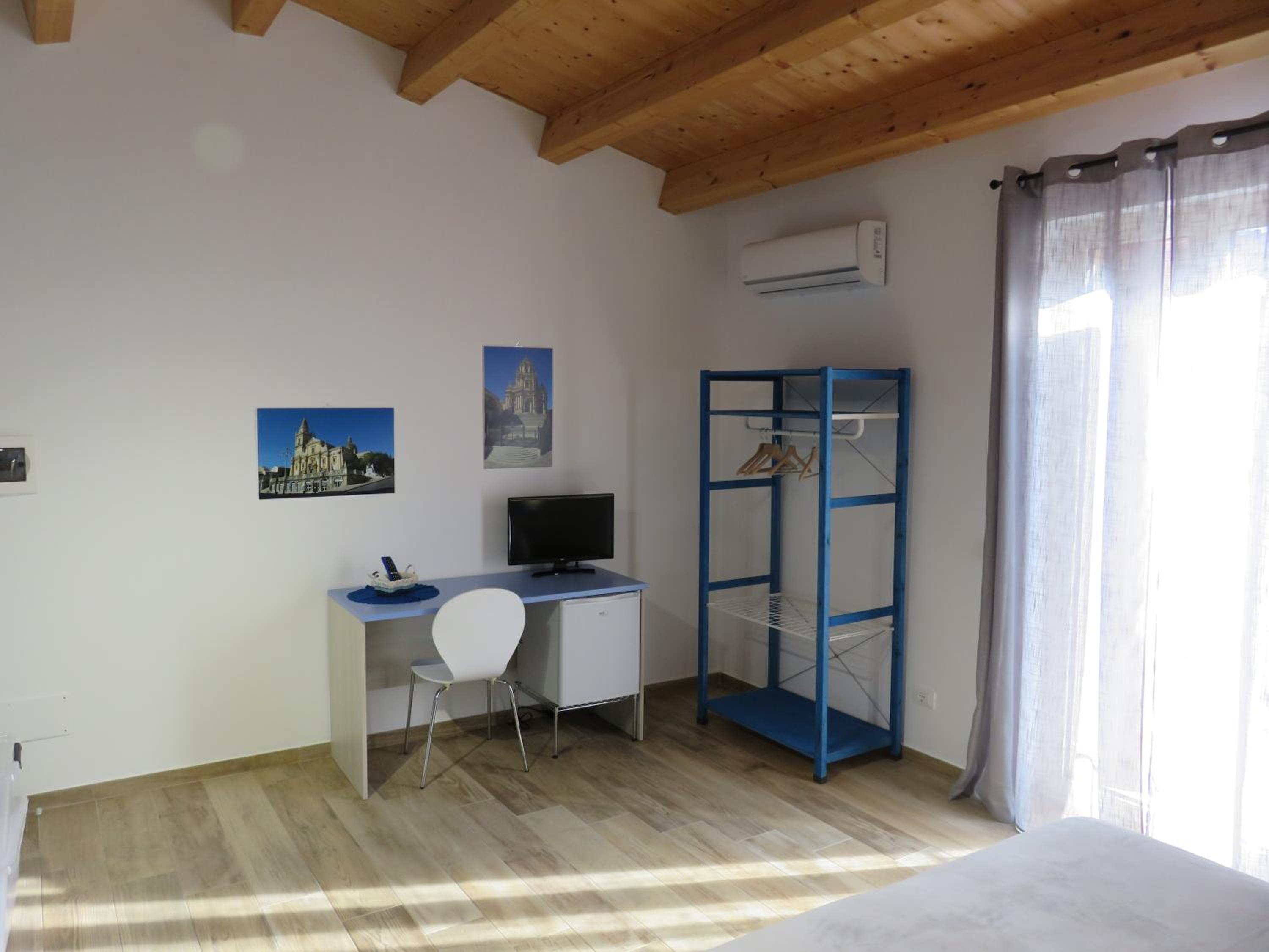 Deluxe Double or Twin Room with Balcony - Photo 2
