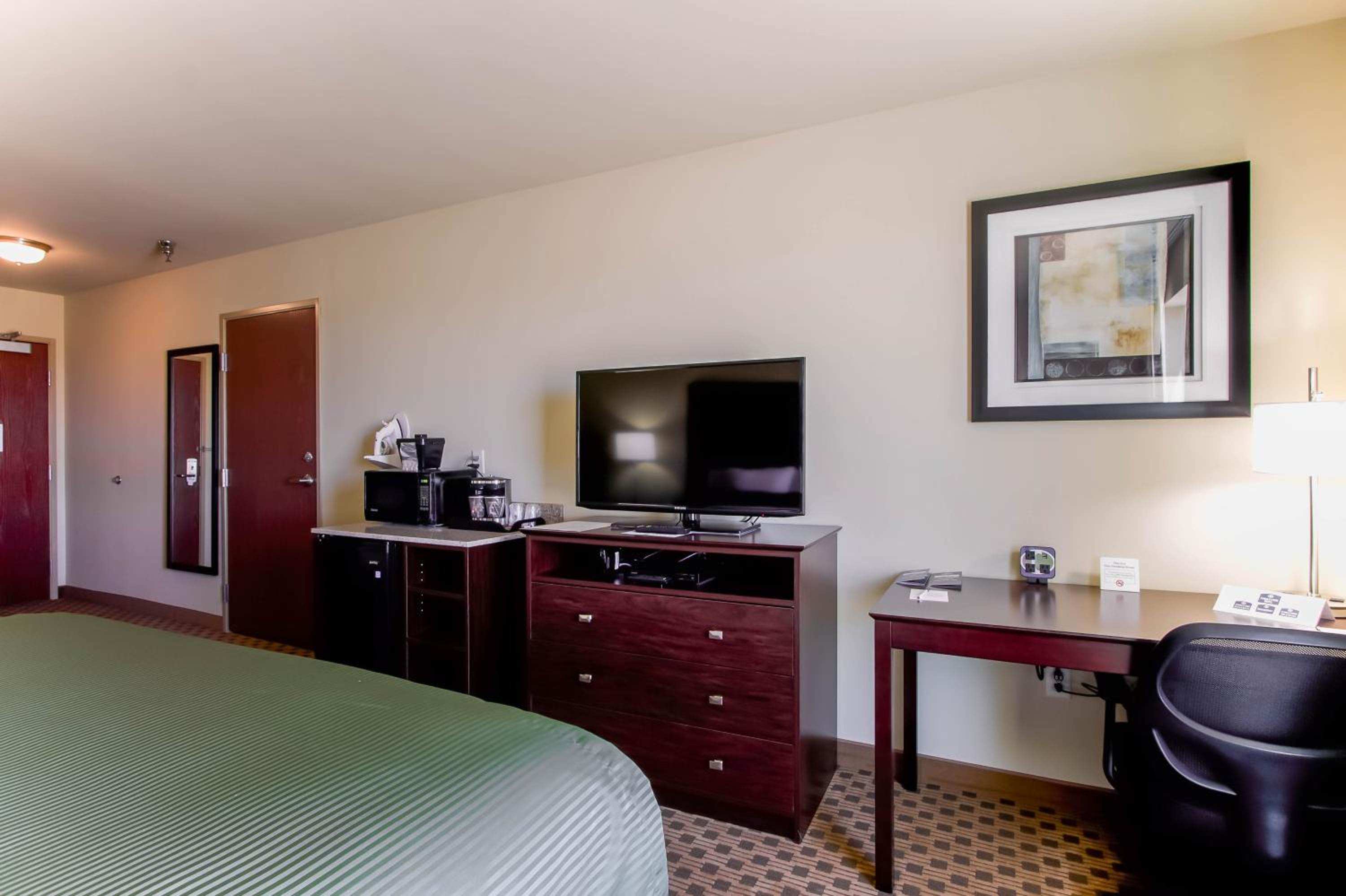 Queen Room with Two Queen Beds photo 2
