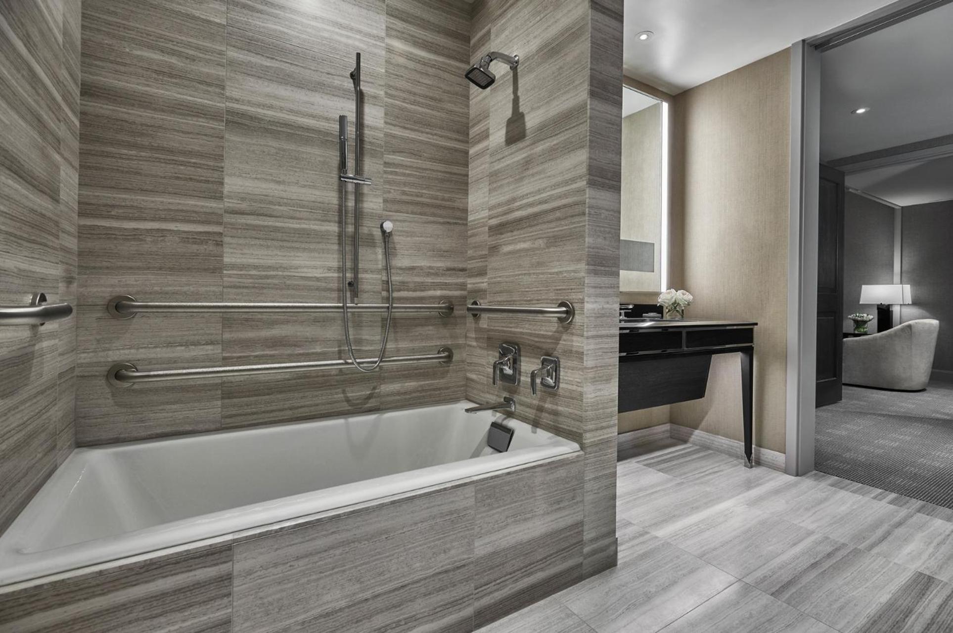 Executive Accessible Suite - Photo 4