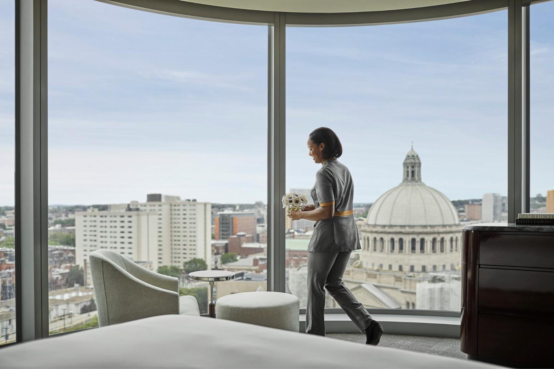 Back Bay Corner King Suite  photo 3