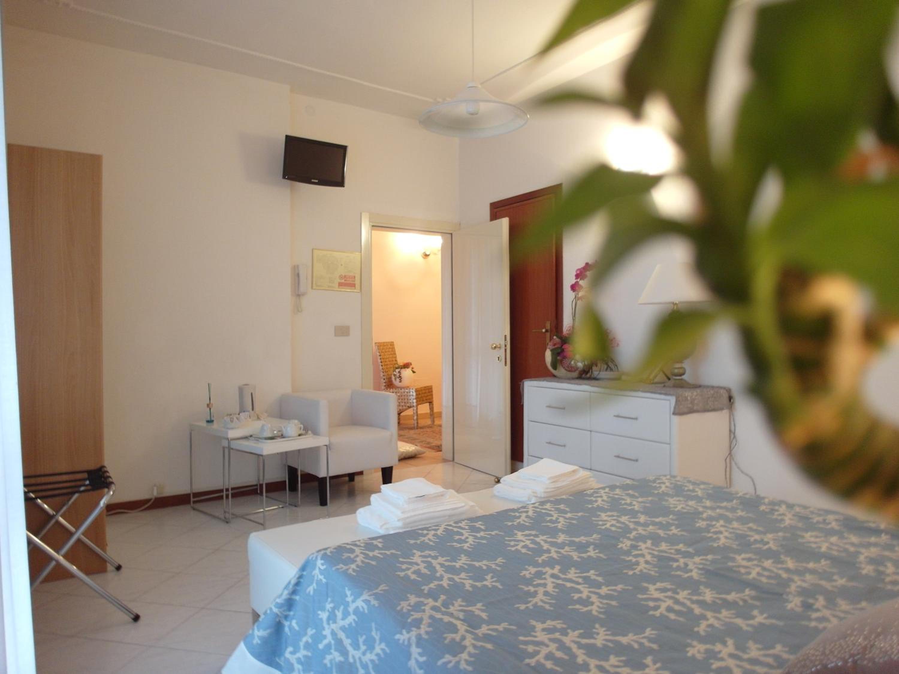 Double Room with Balcony - Photo 3