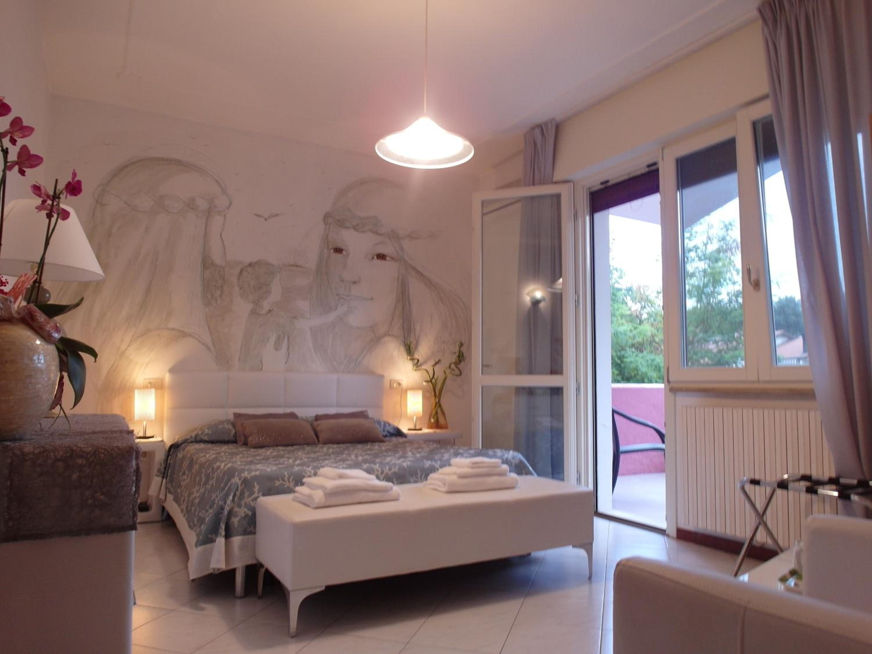 Double Room with Balcony - Photo 4