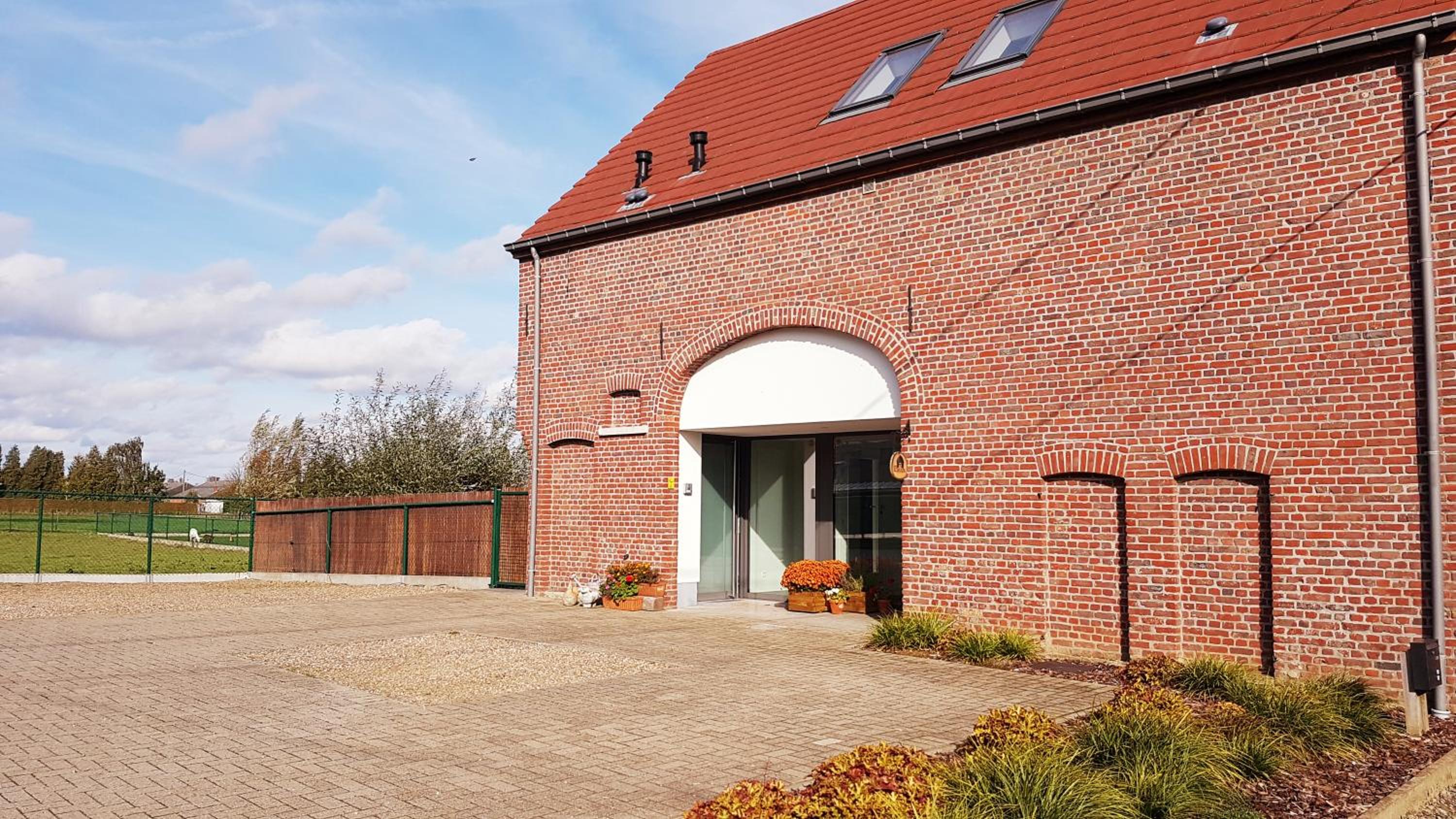 Seven-Bedroom House photo 1