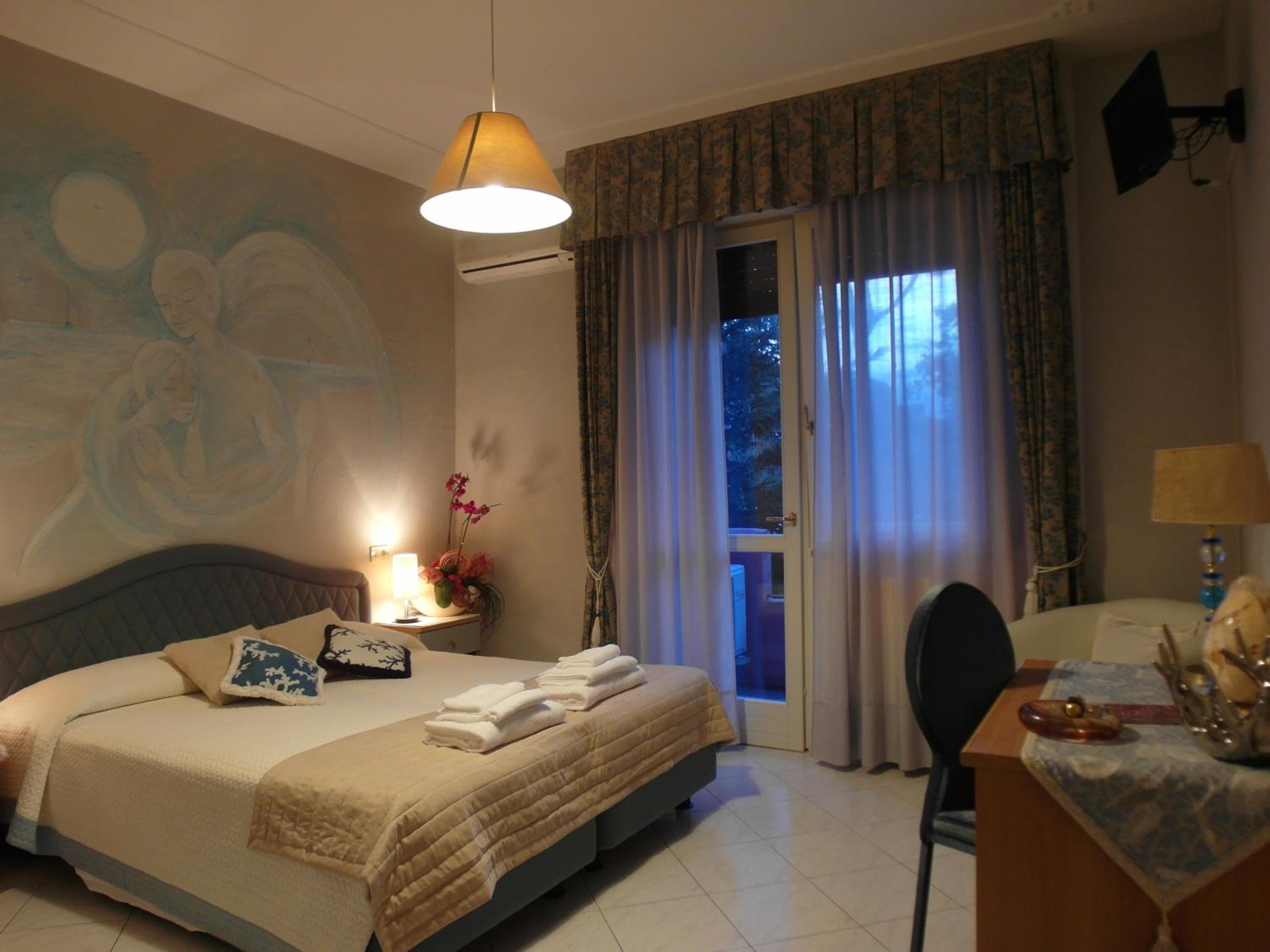 Double Room with Balcony - Photo 5