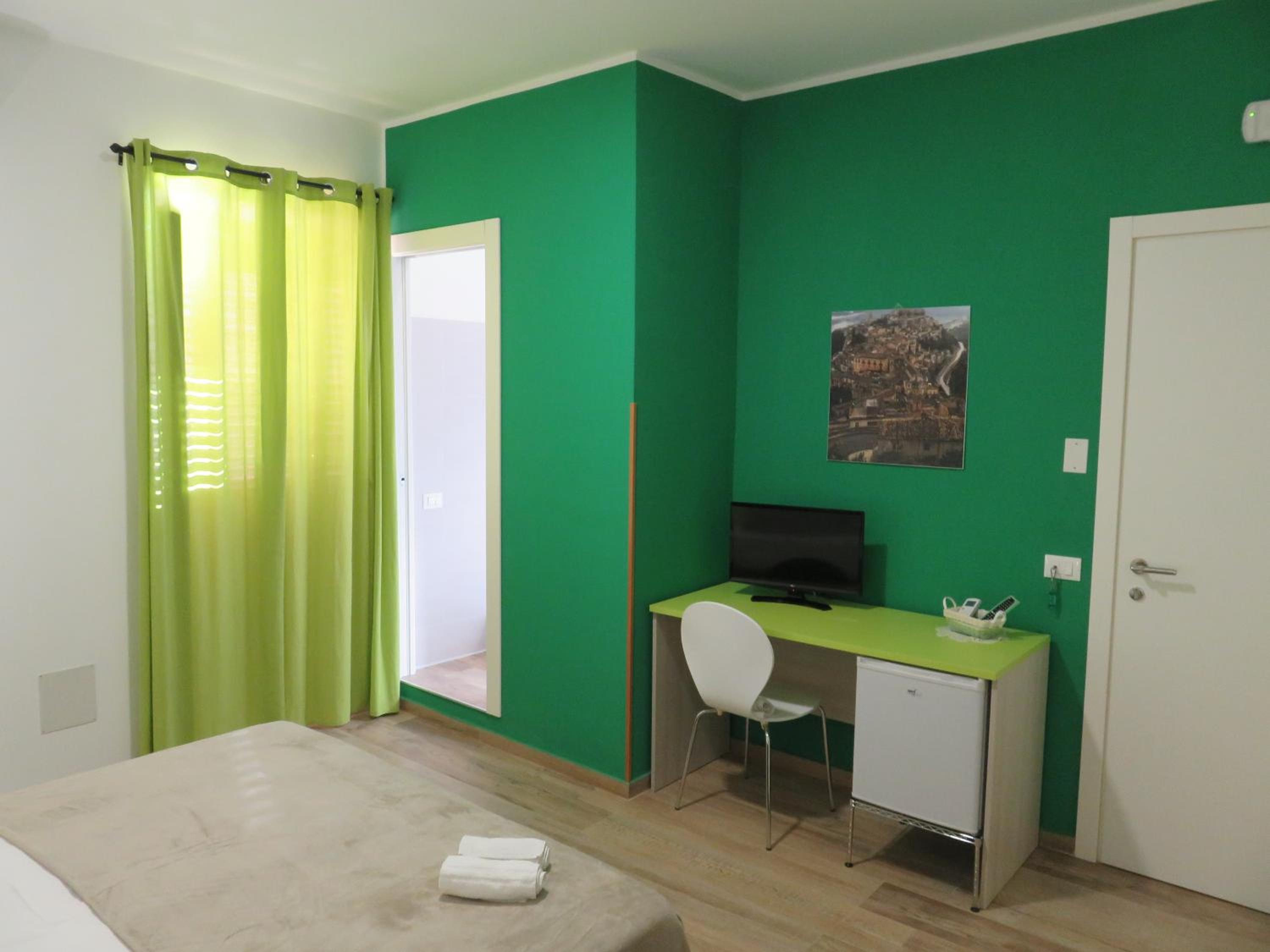 Standard Double or Twin Room with Balcony - Photo 7