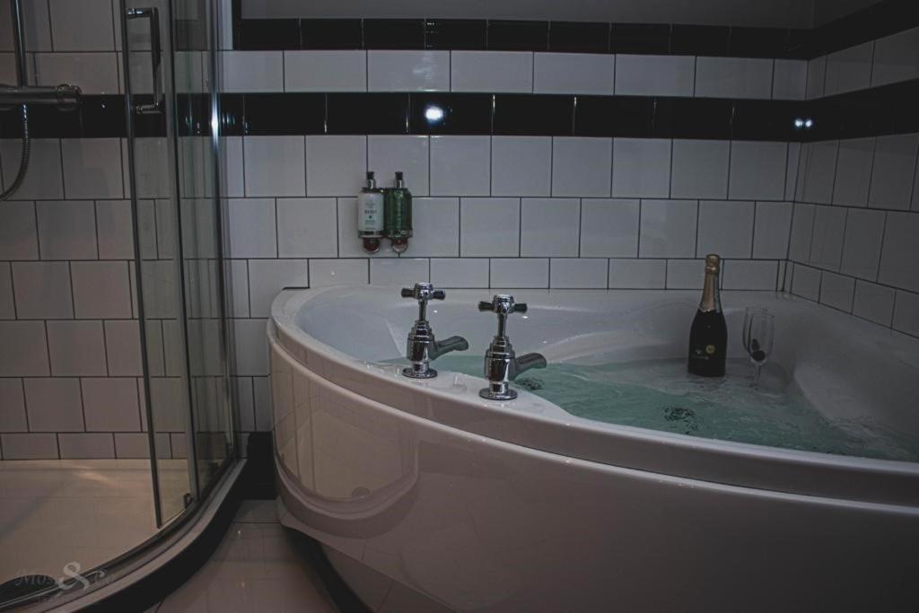 King Room with Spa Bath photo 2