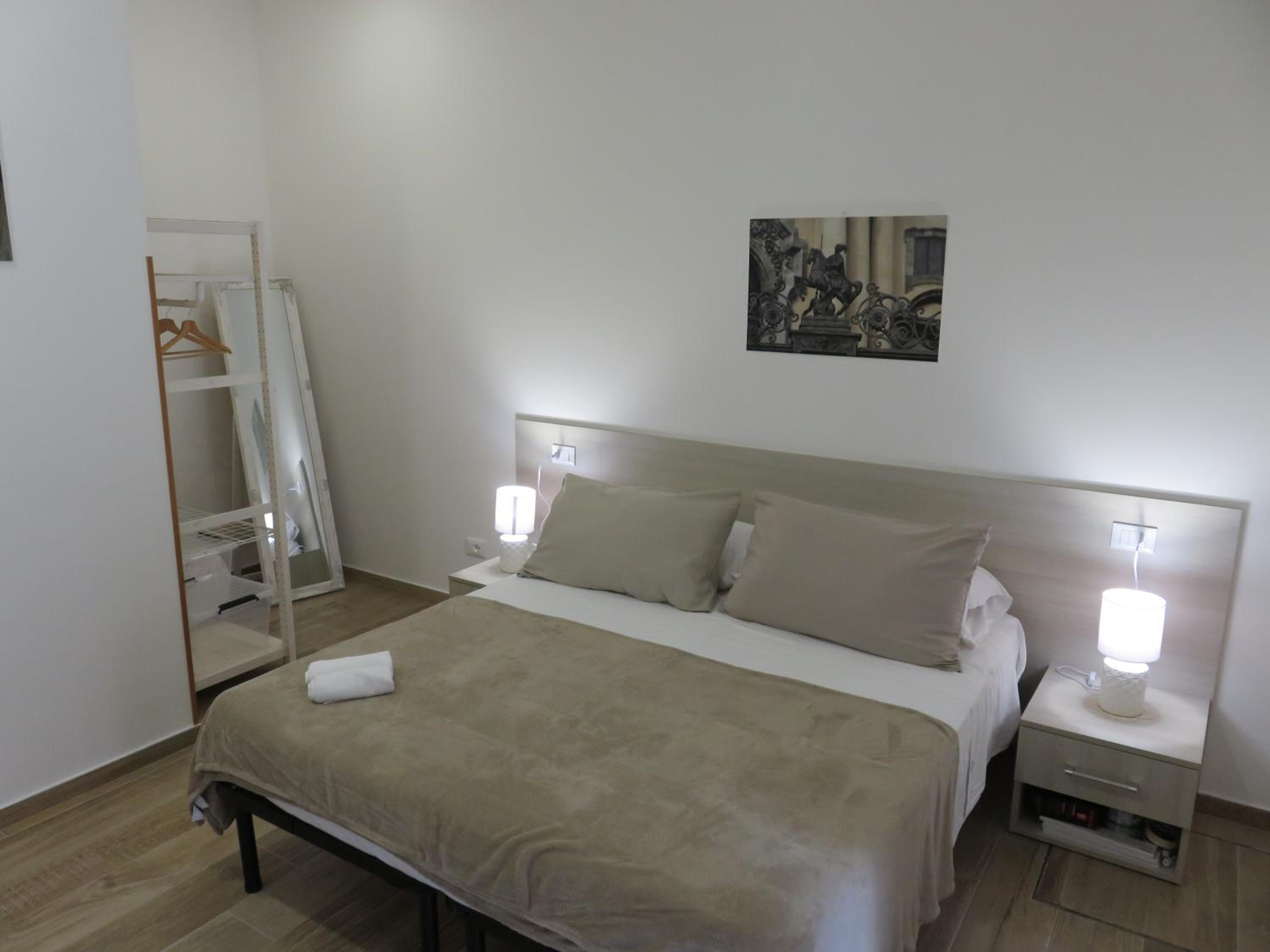 Double or Twin Room with Private Bathroom - Photo 2