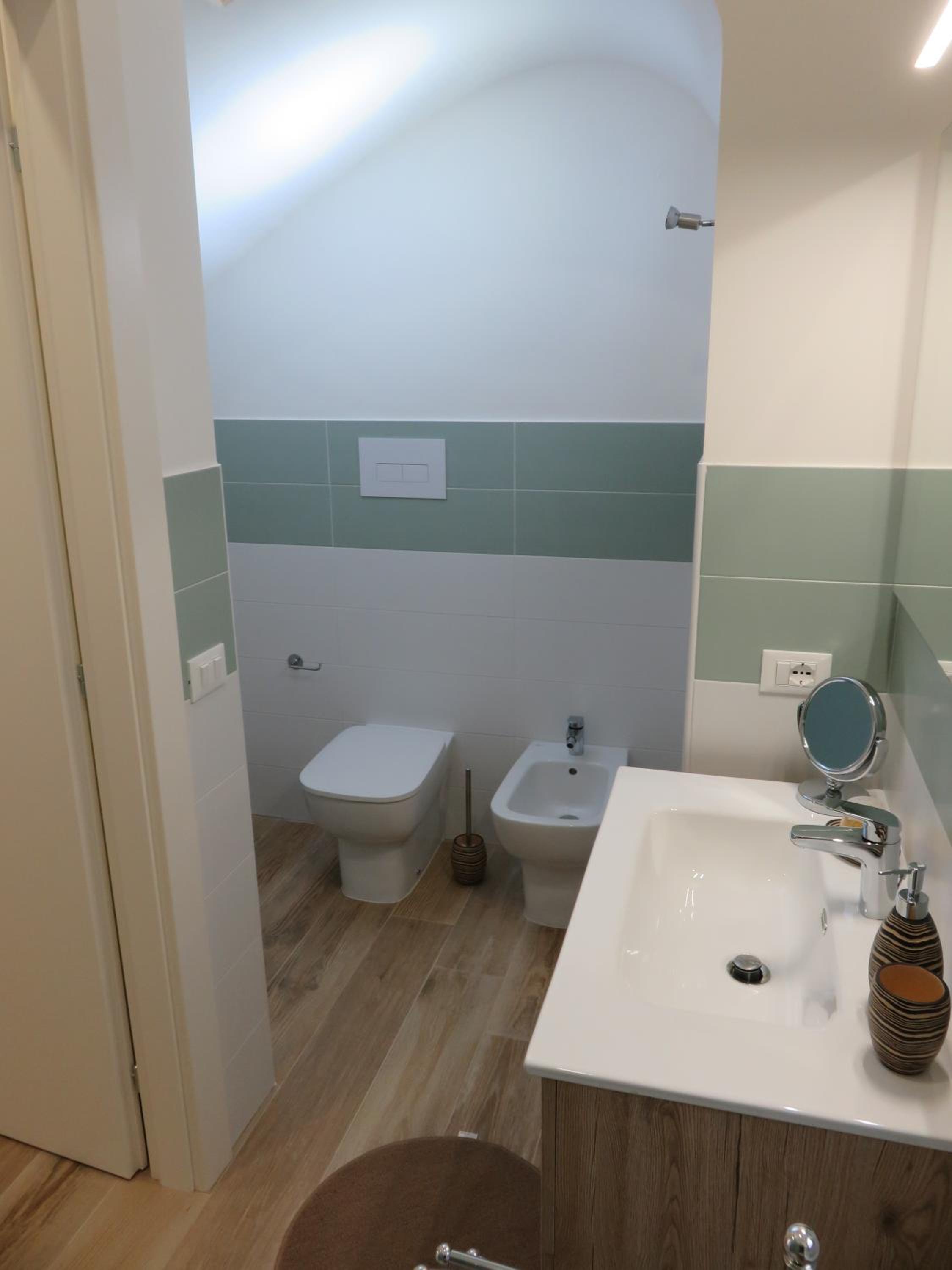 Double or Twin Room with Private Bathroom - Photo 8