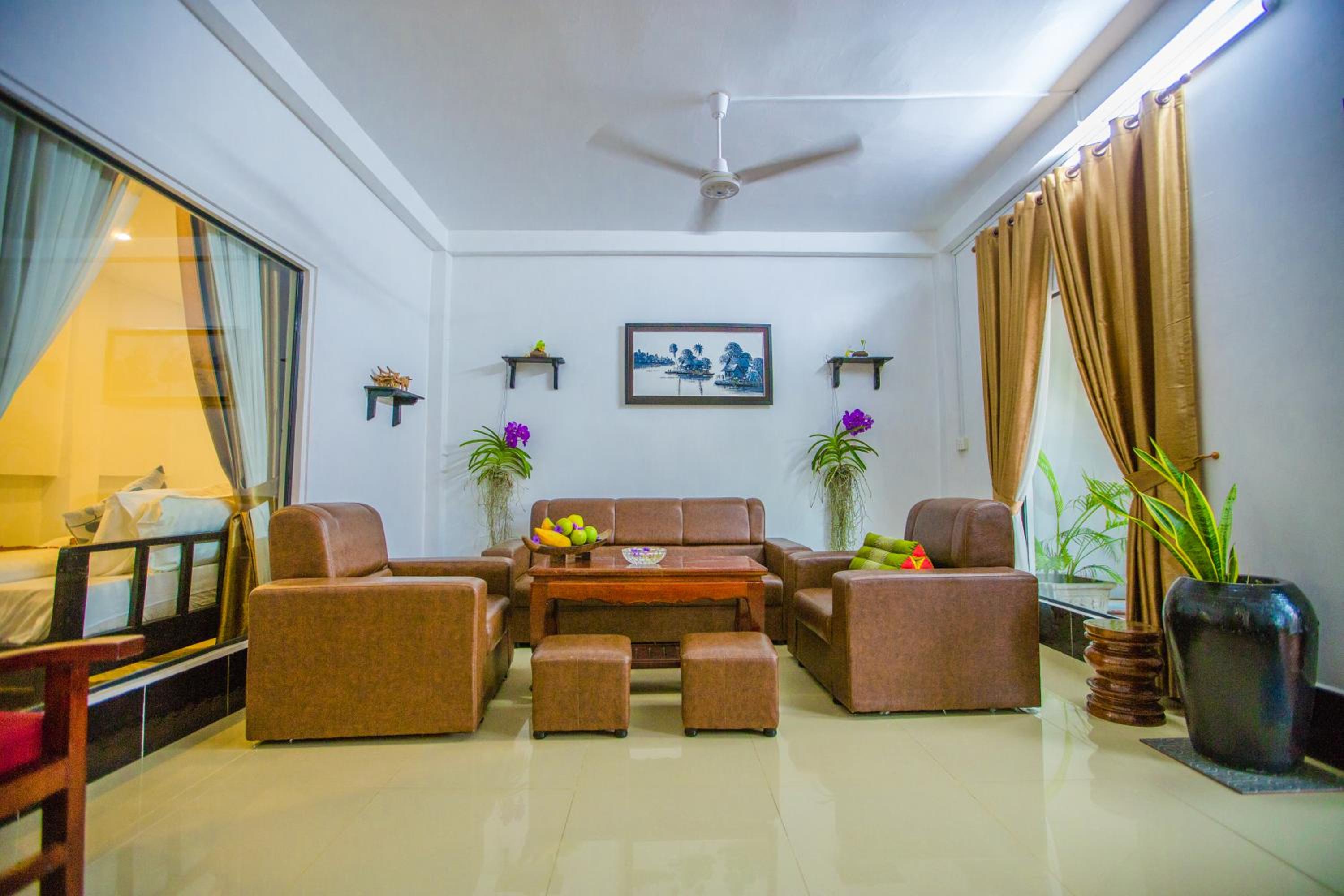 Family Suite with Living Room Pool View - Photo 10