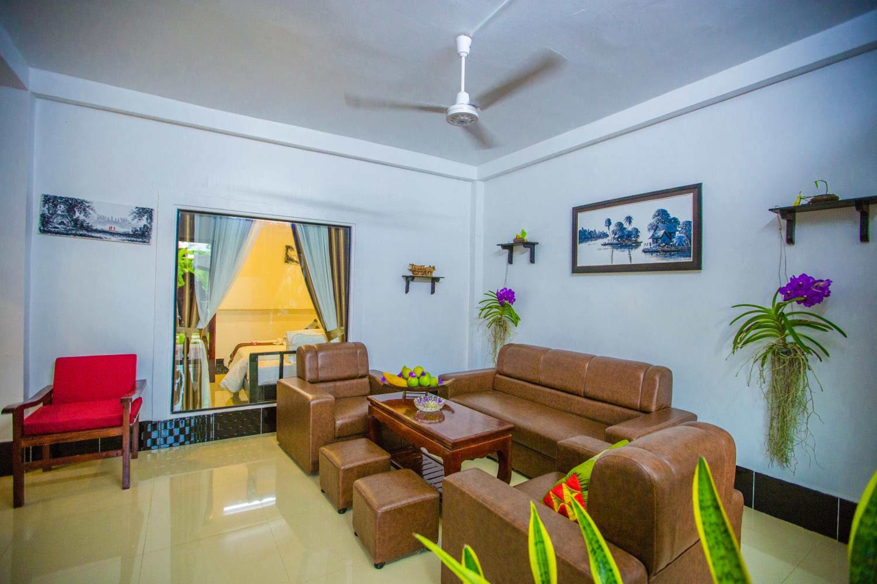 Family Suite with Living Room Pool View - Photo 6