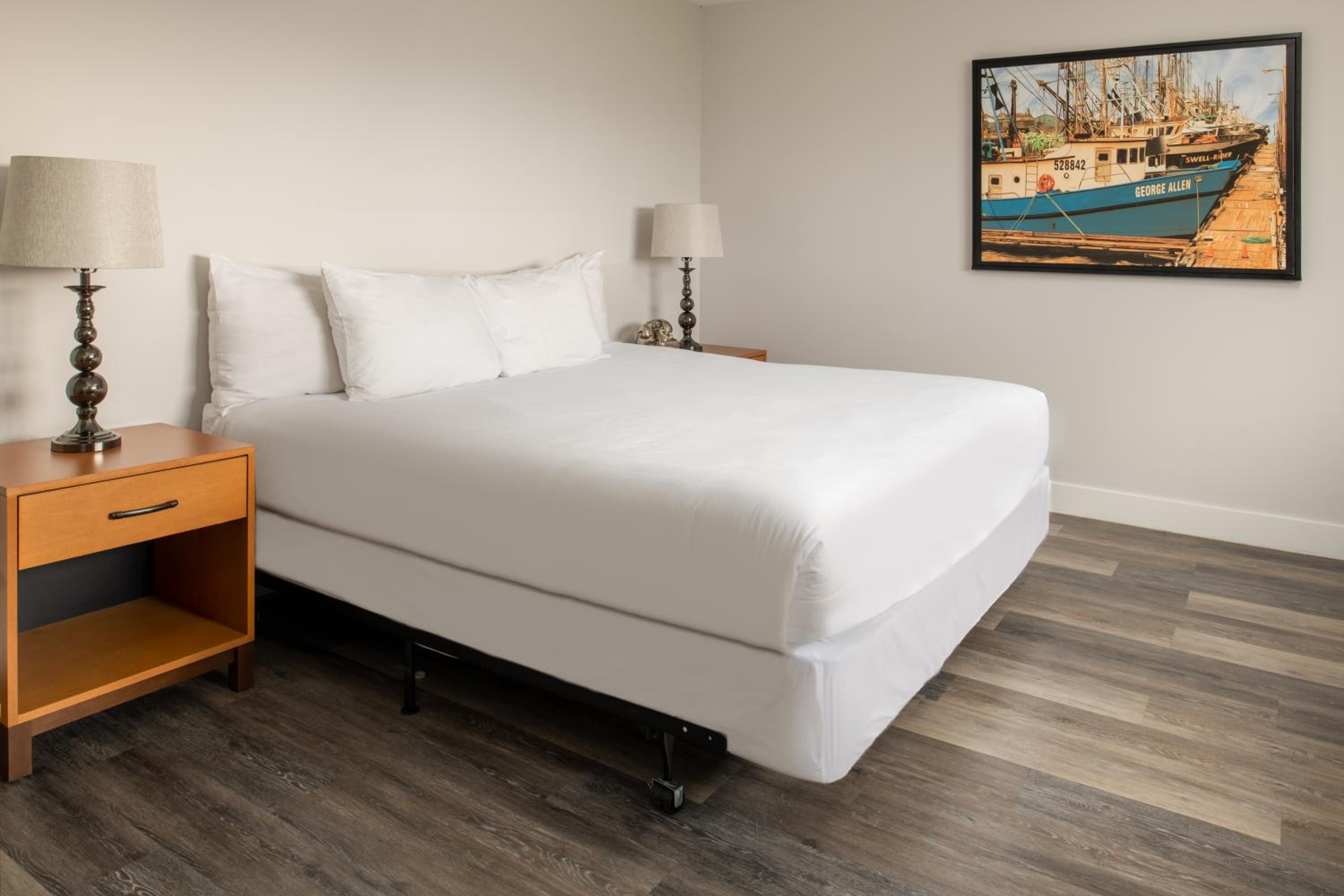 King Kitchenette Suite with View and Balcony - Photo 3