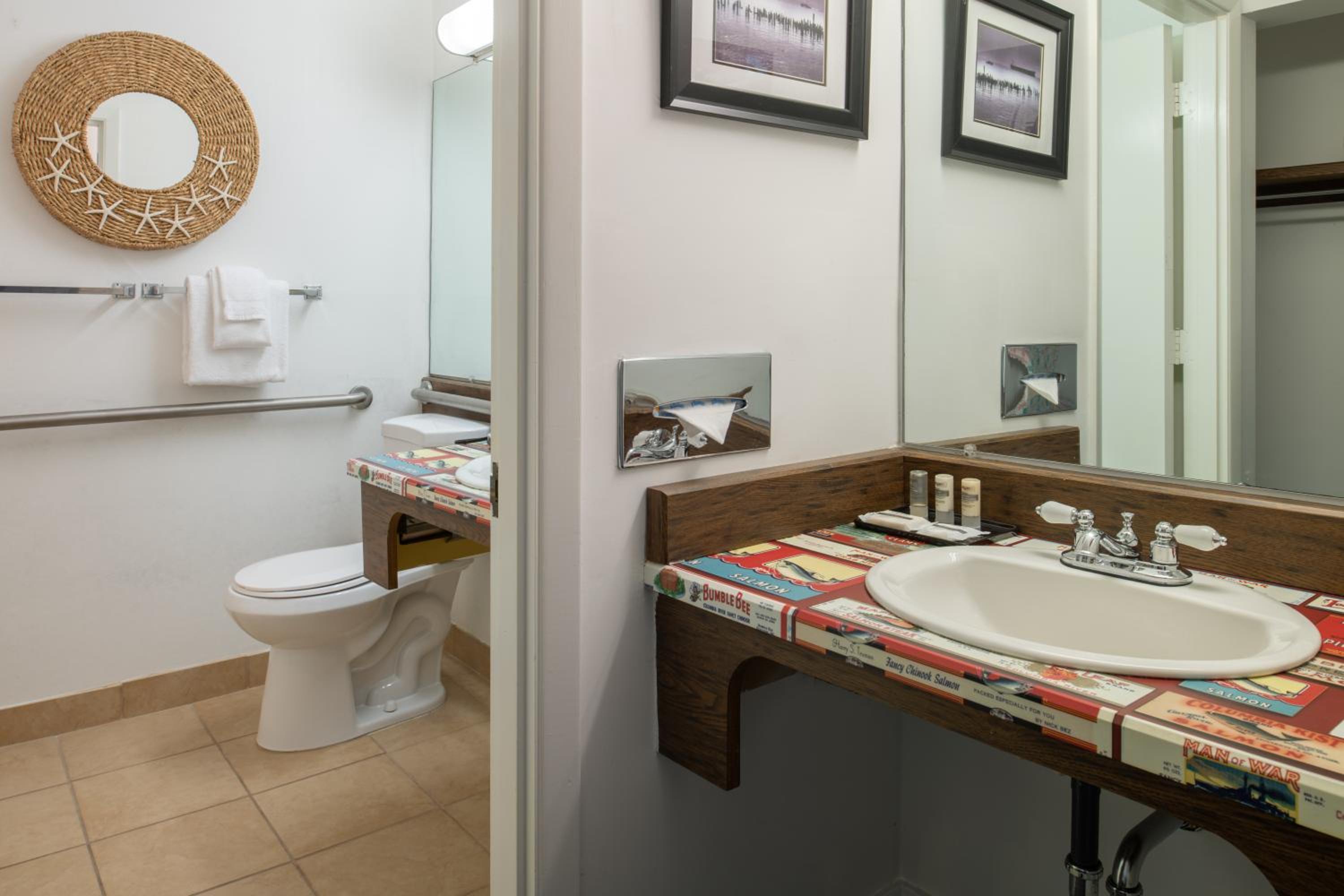 King Kitchenette Suite with View and Balcony - Photo 4