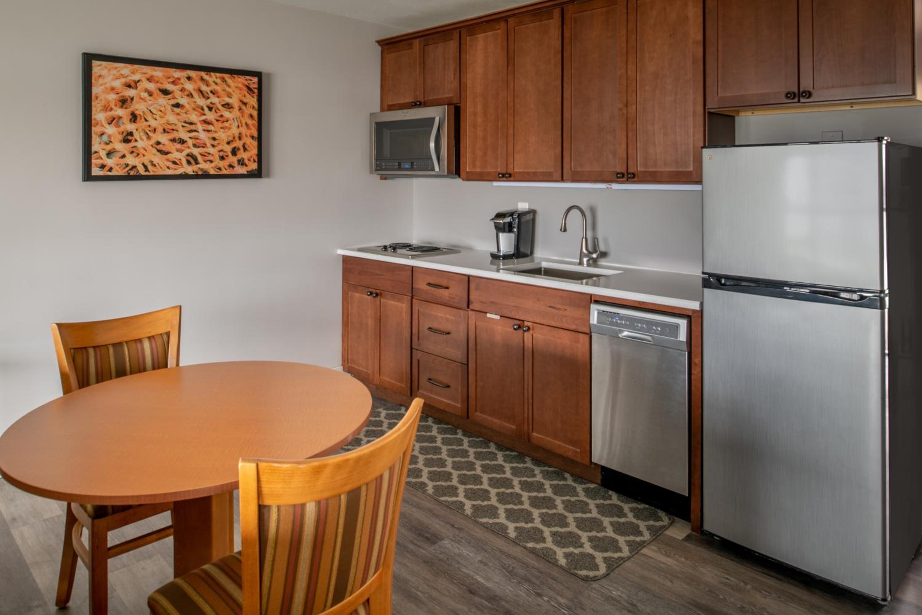King Kitchenette Suite with View and Balcony - Photo 8