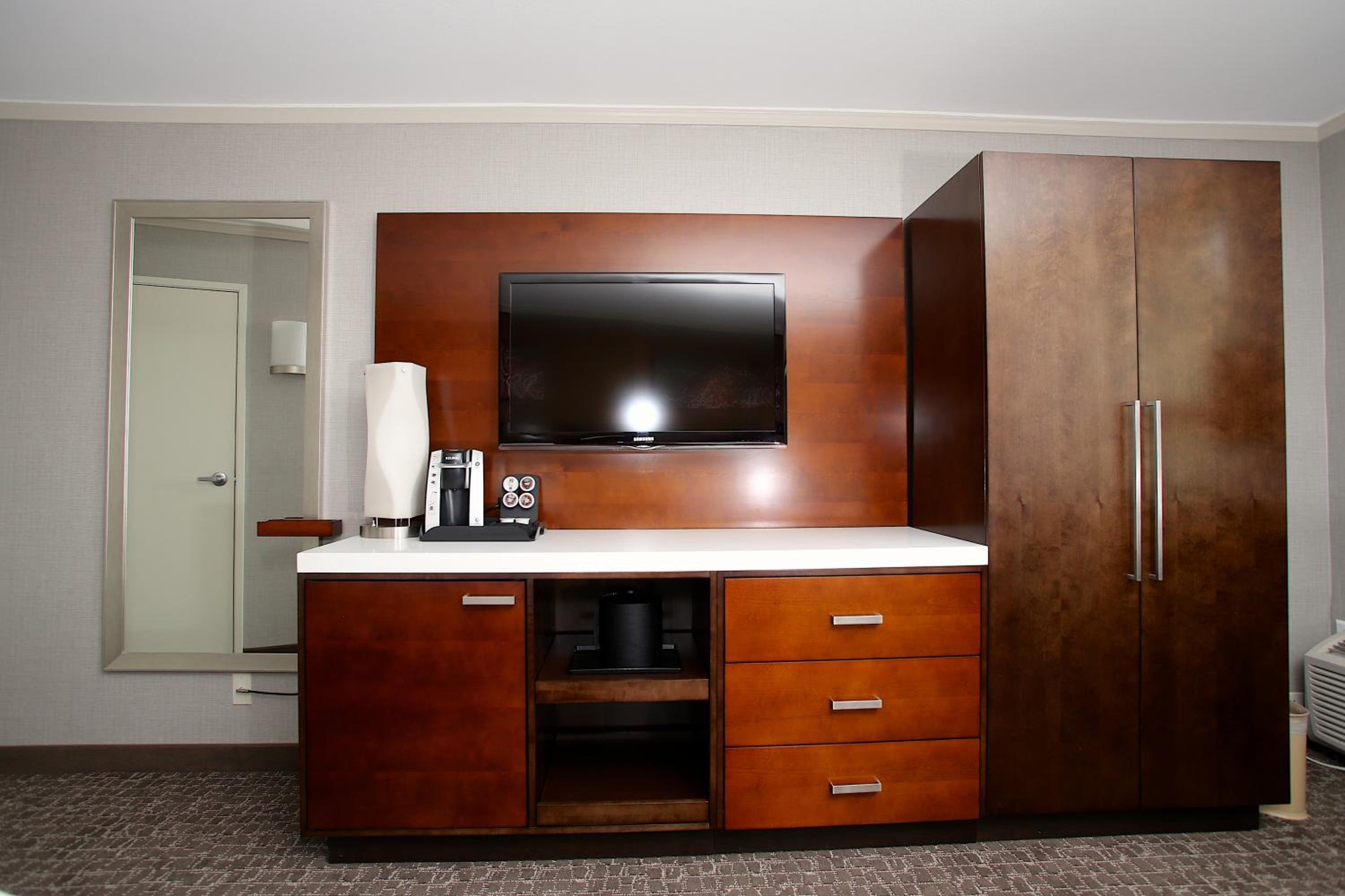 Premium King Room - Photo 6