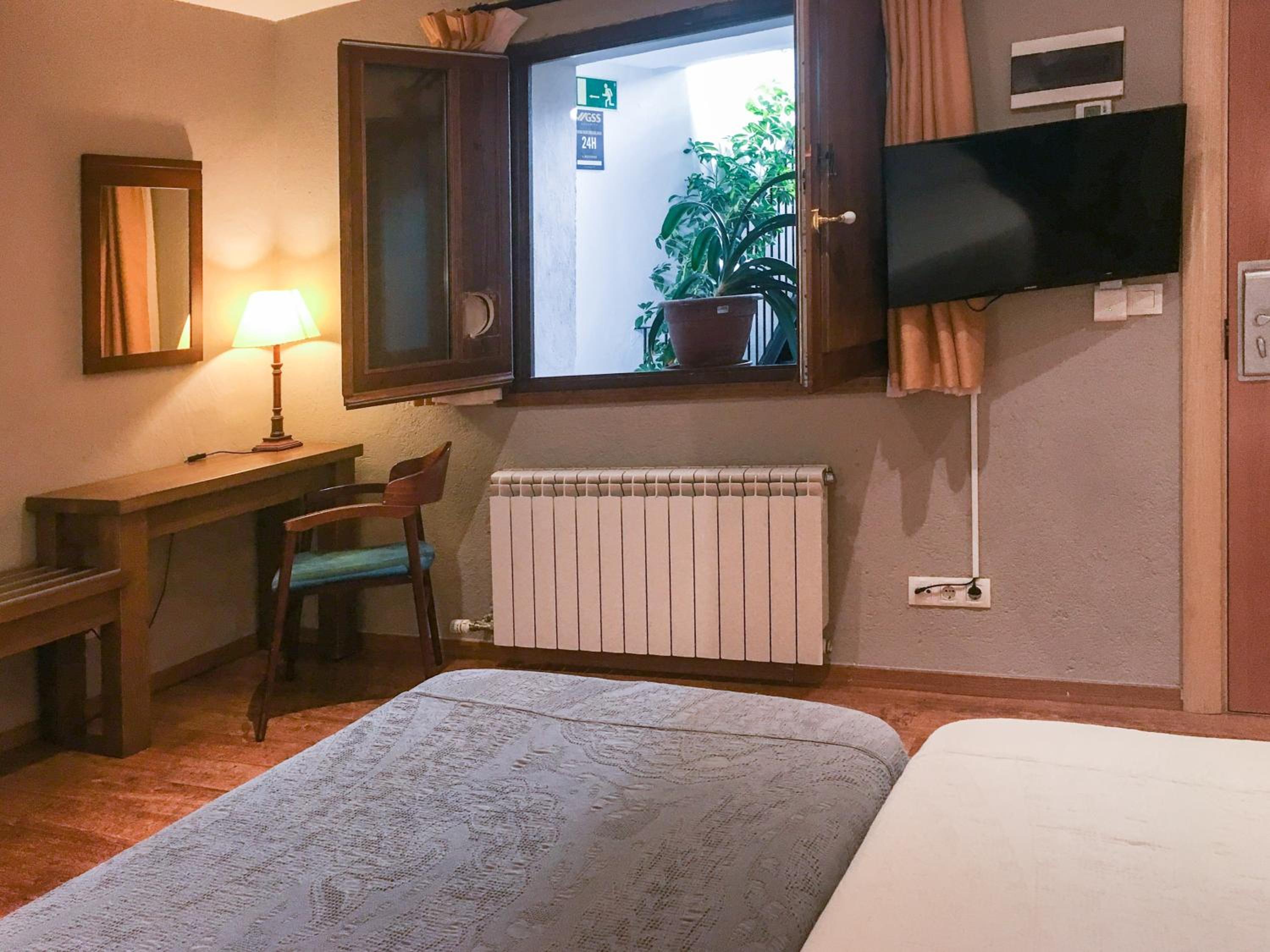 Interior twin room - Photo 4