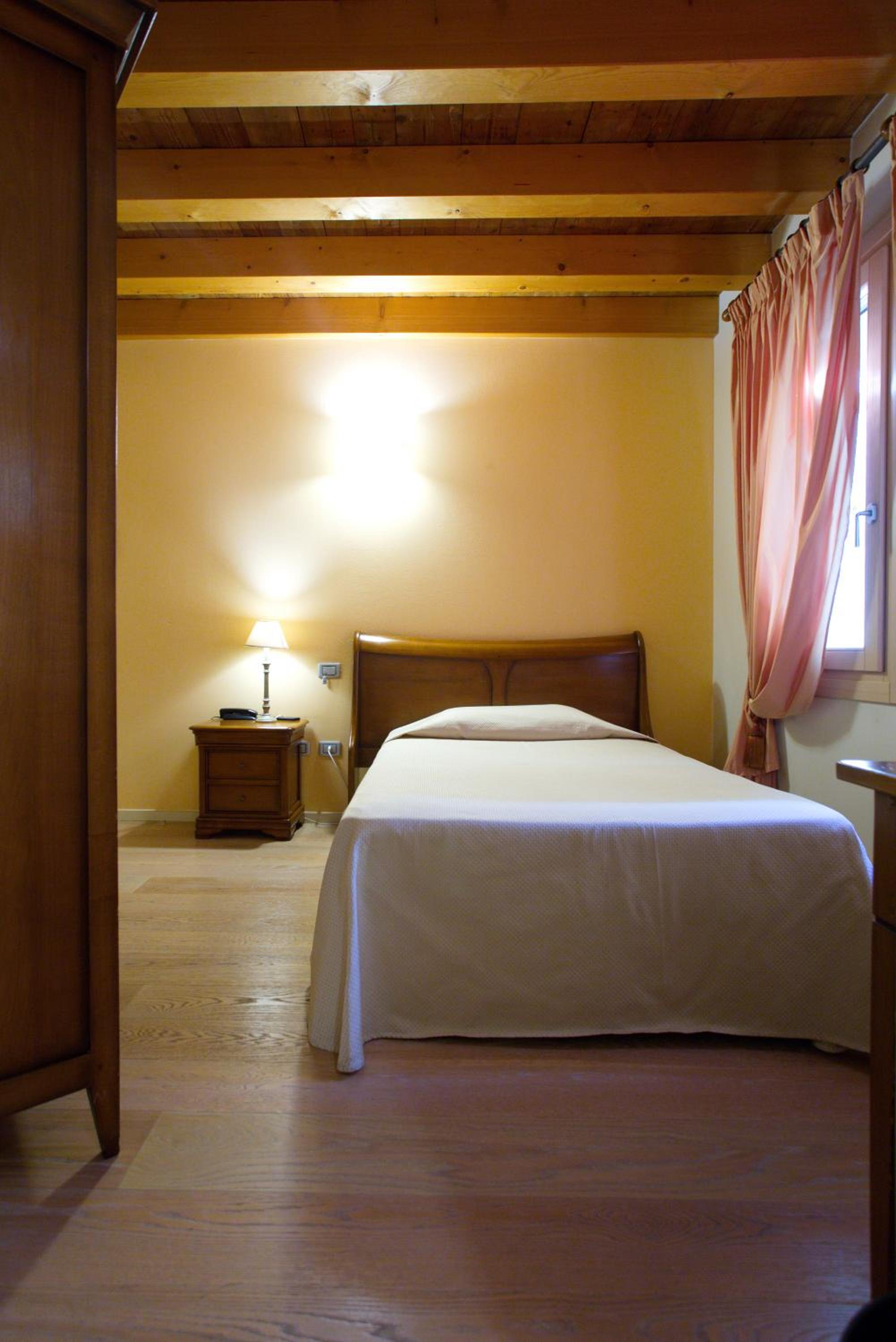 Single Room photo 2
