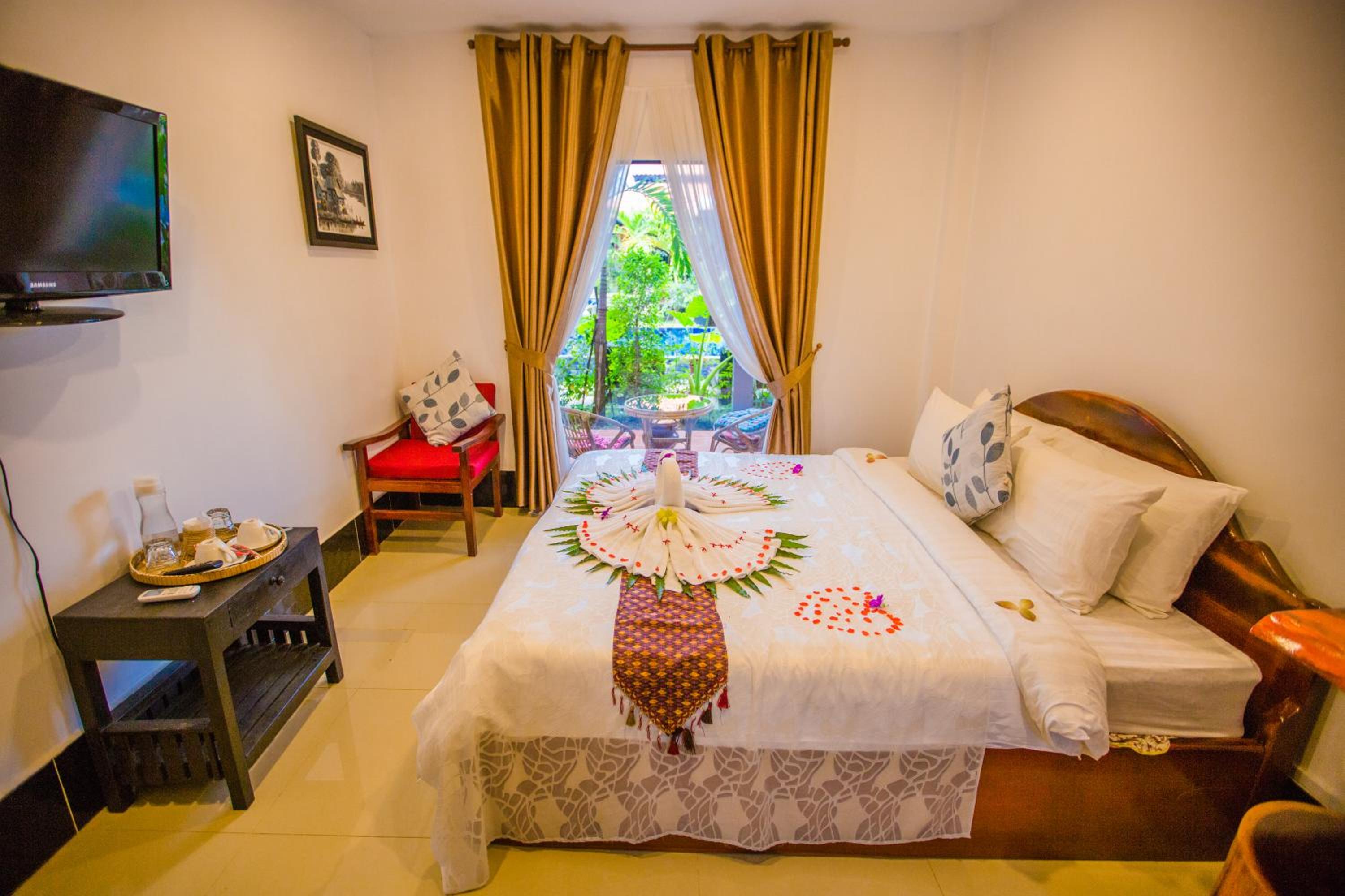Family Suite with Living Room Pool View - Photo 5
